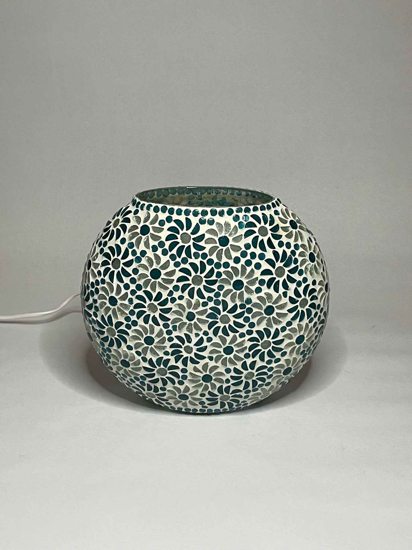Handgefertigte Glasmosaik-Tischlampe Light Blue Daisy – Oval