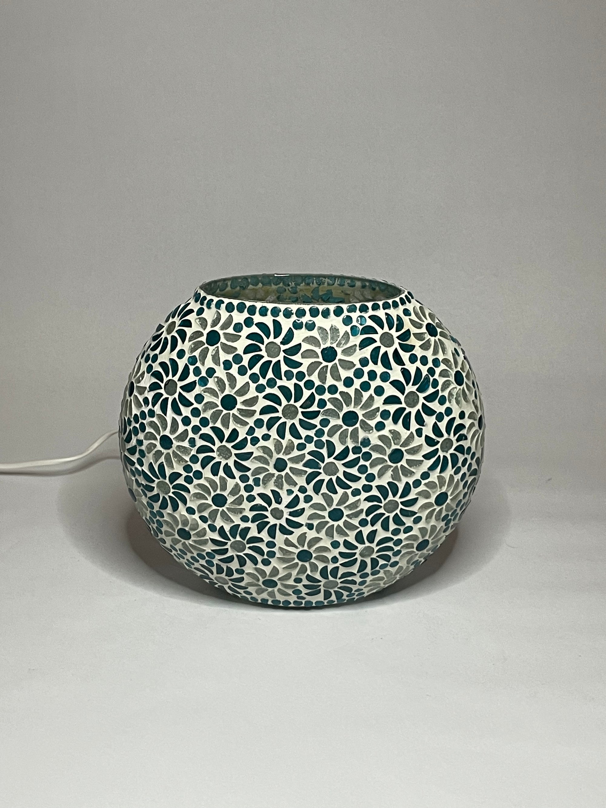 Handgefertigte Glasmosaik-Tischlampe Light Blue Daisy – Oval