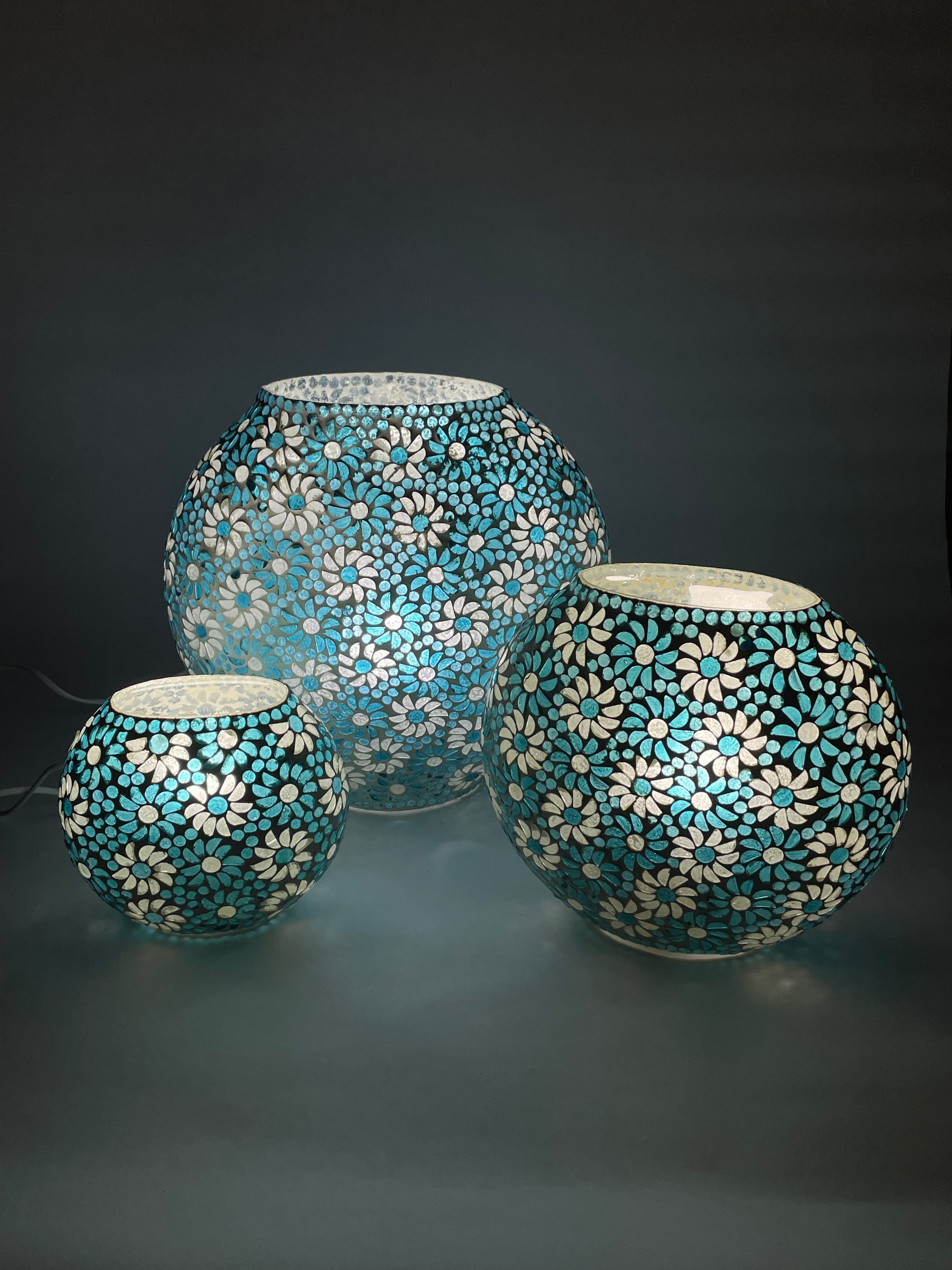 Handgefertigte Glasmosaik-Tischlampe Light Blue Daisy – Oval