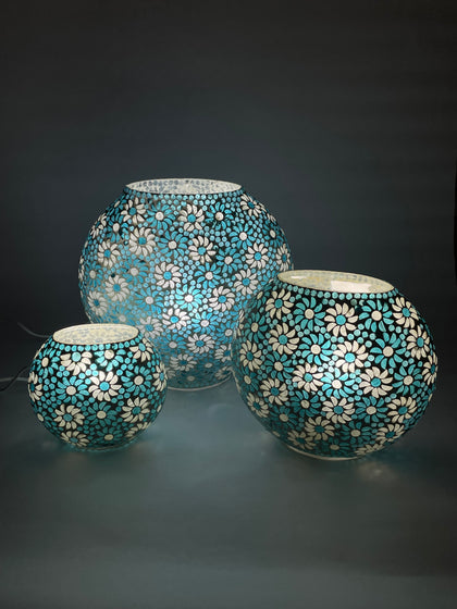 Handgefertigte Glasmosaik-Tischlampe Light Blue Daisy – Oval