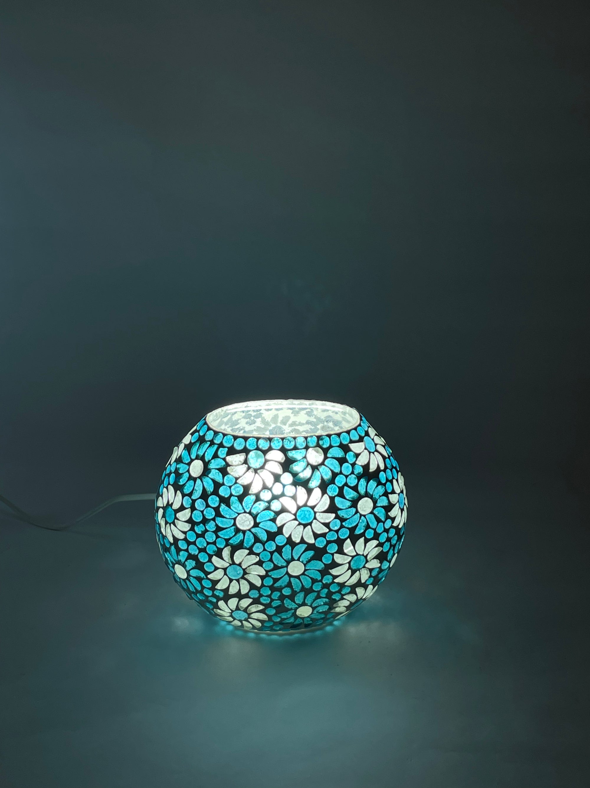 Handgefertigte Glasmosaik-Tischlampe Light Blue Daisy – Oval