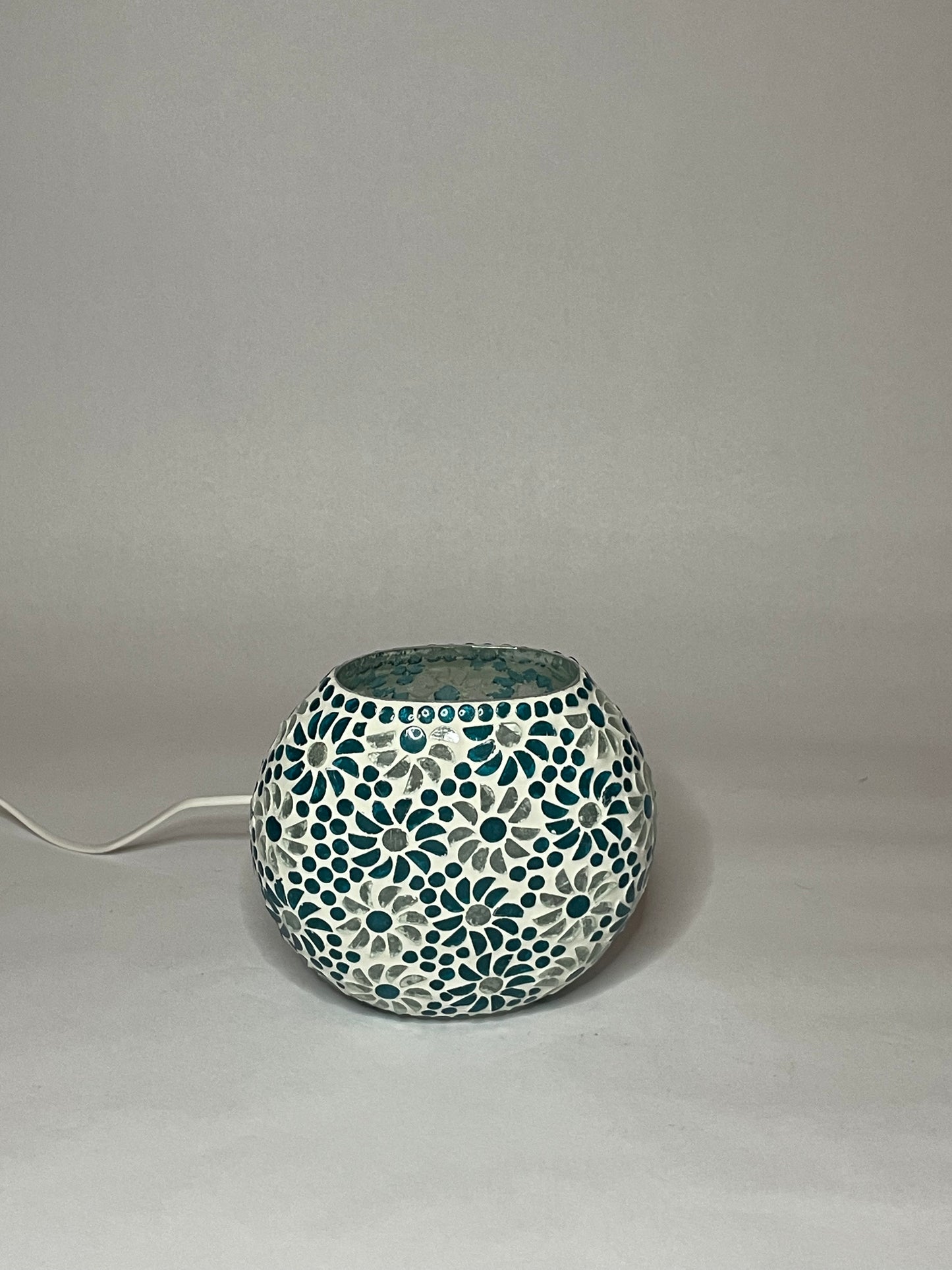 Handgefertigte Glasmosaik-Tischlampe Light Blue Daisy – Oval