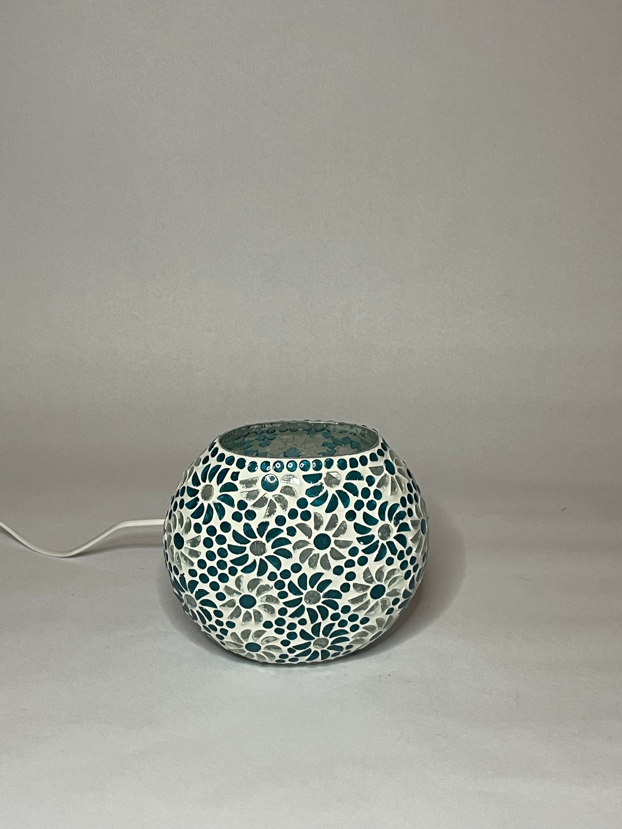 Handgefertigte Glasmosaik-Tischlampe Light Blue Daisy – Oval