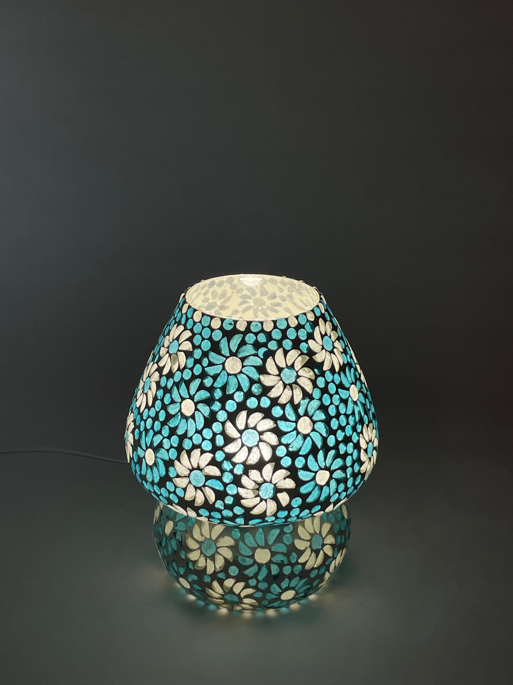 Handgefertigte Glasmosaik-Tischlampe Light Blue Daisy – Pilz