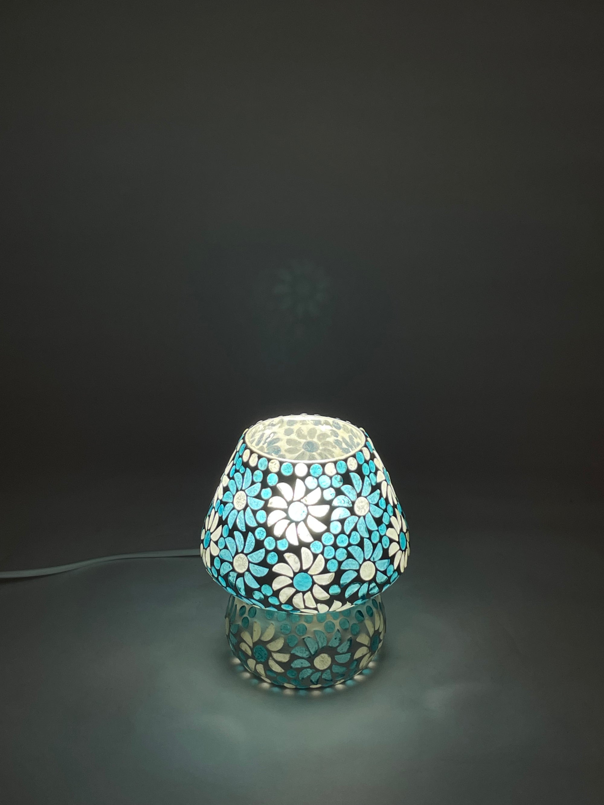 Handgefertigte Glasmosaik-Tischlampe Light Blue Daisy – Pilz