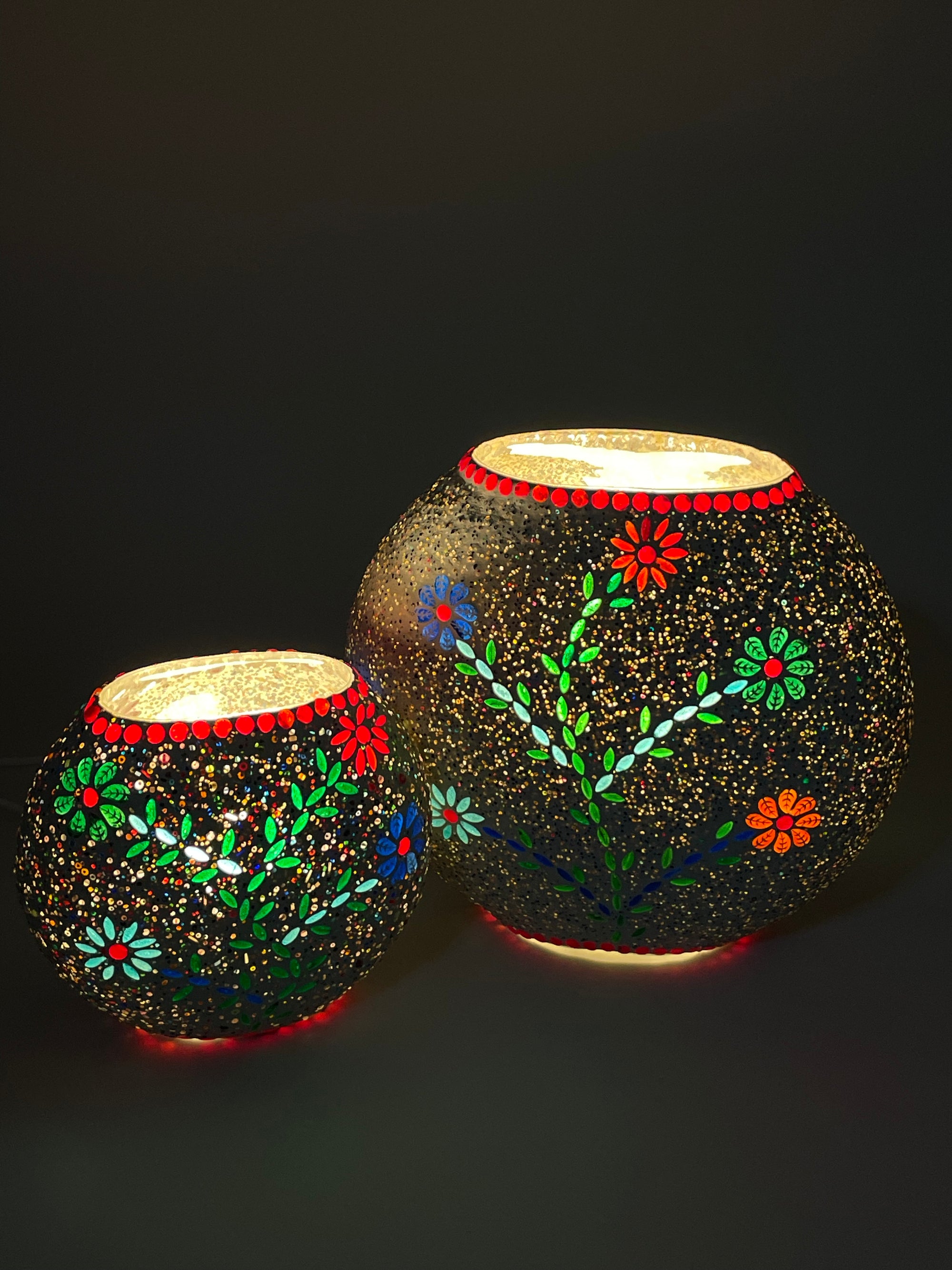 Handgefertigte Glasmosaik-Tischlampe Floral Gray – Oval