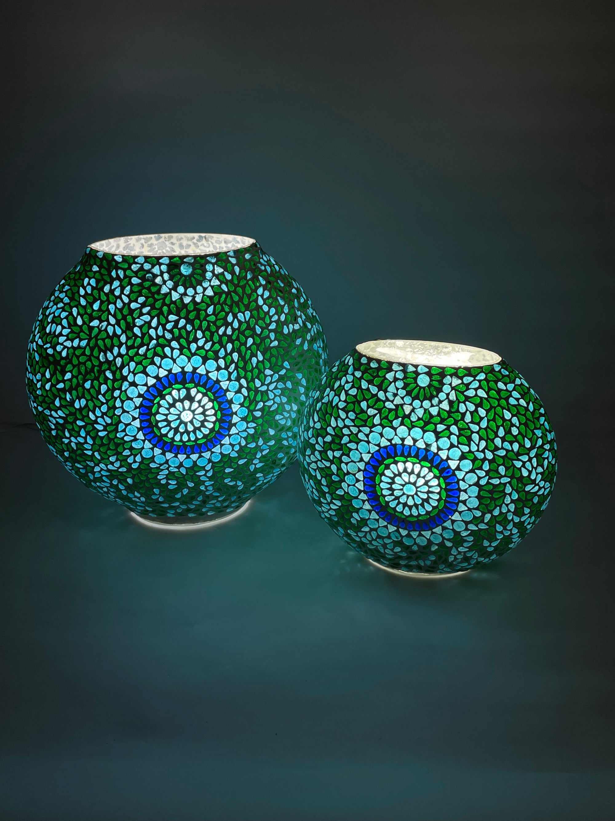 Handgefertigte Glasmosaik-Tischlampe Blue Moon – Oval