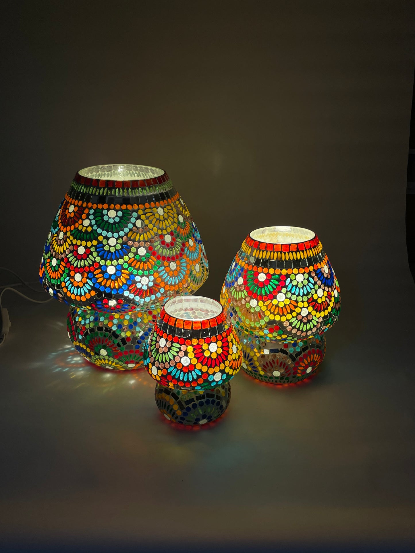 Handgefertigte Glasmosaik-Tischlampe Magic Rings – Pilz