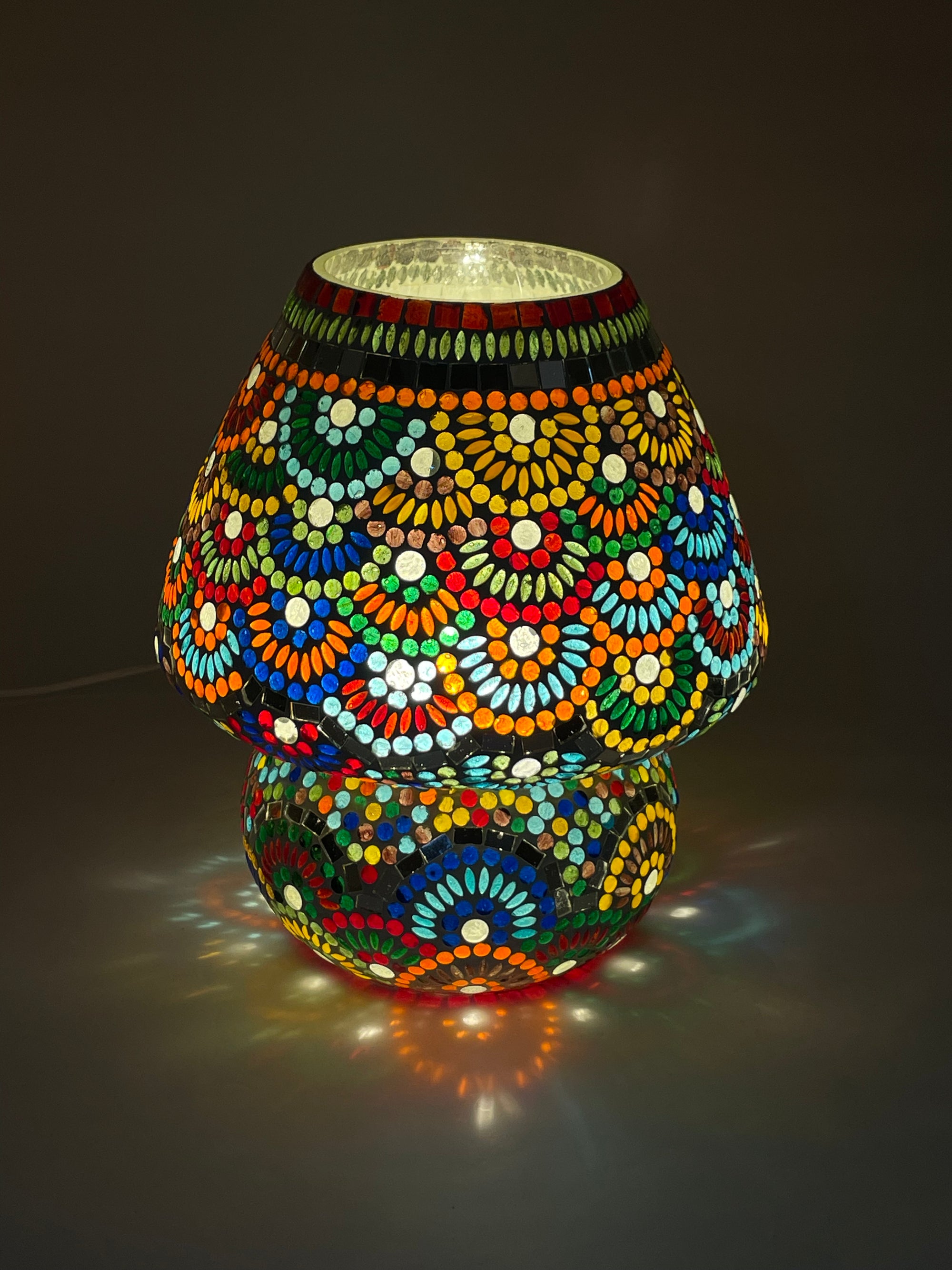 Handgefertigte Glasmosaik-Tischlampe Magic Rings – Pilz