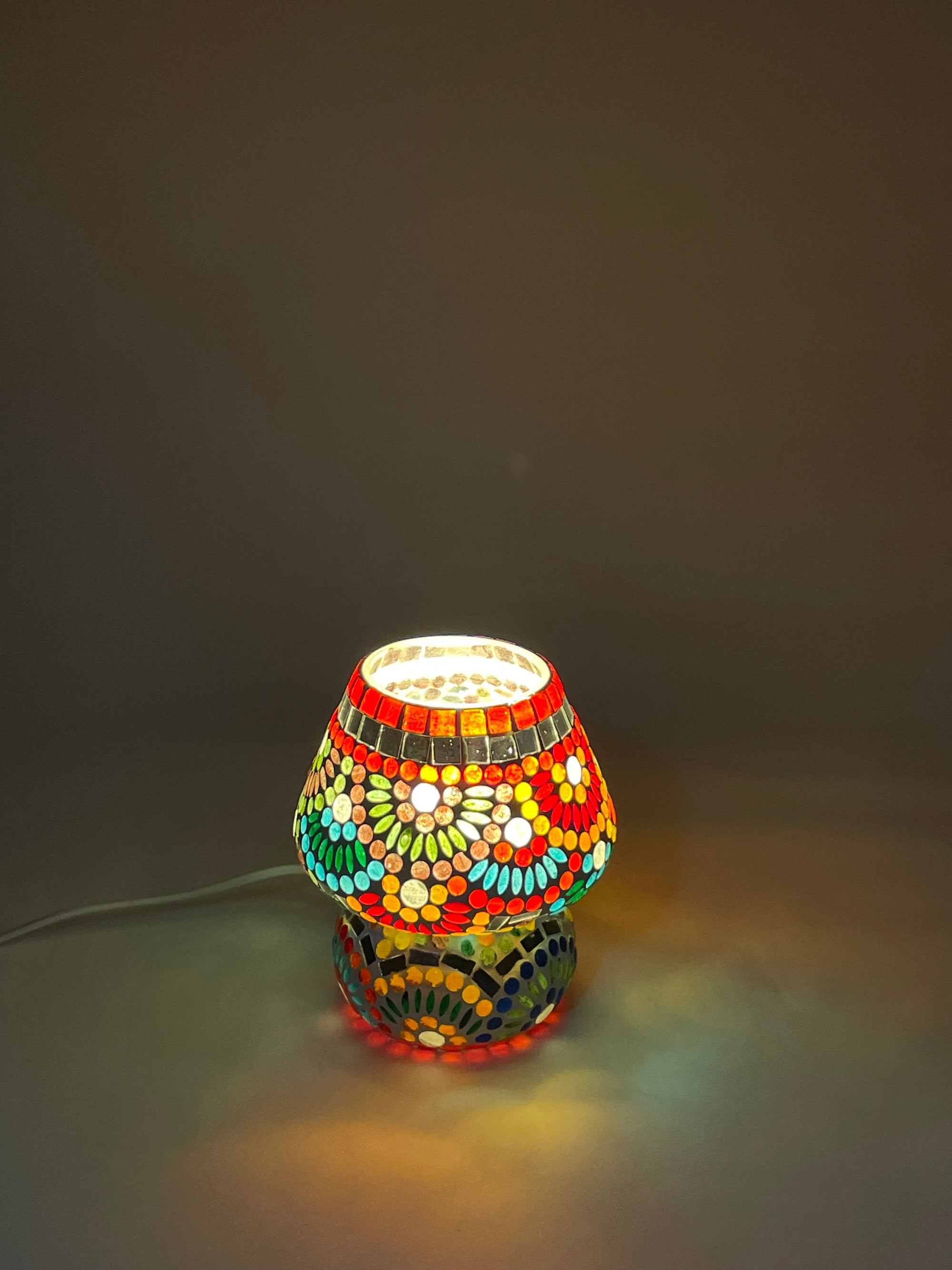 Handgefertigte Glasmosaik-Tischlampe Magic Rings – Pilz
