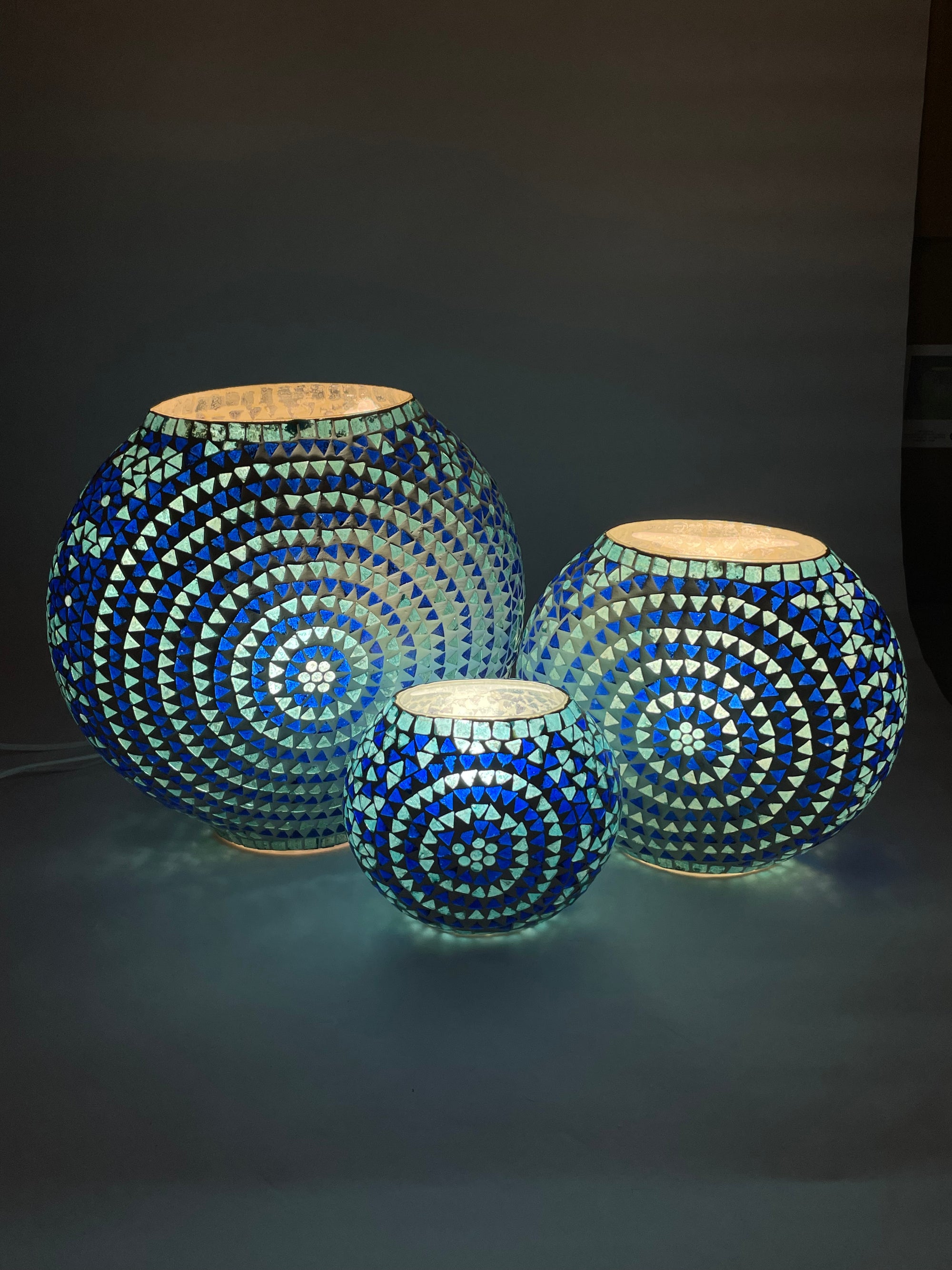 Handgefertigte Glasmosaik-Tischlampe Blue Sauna – Oval