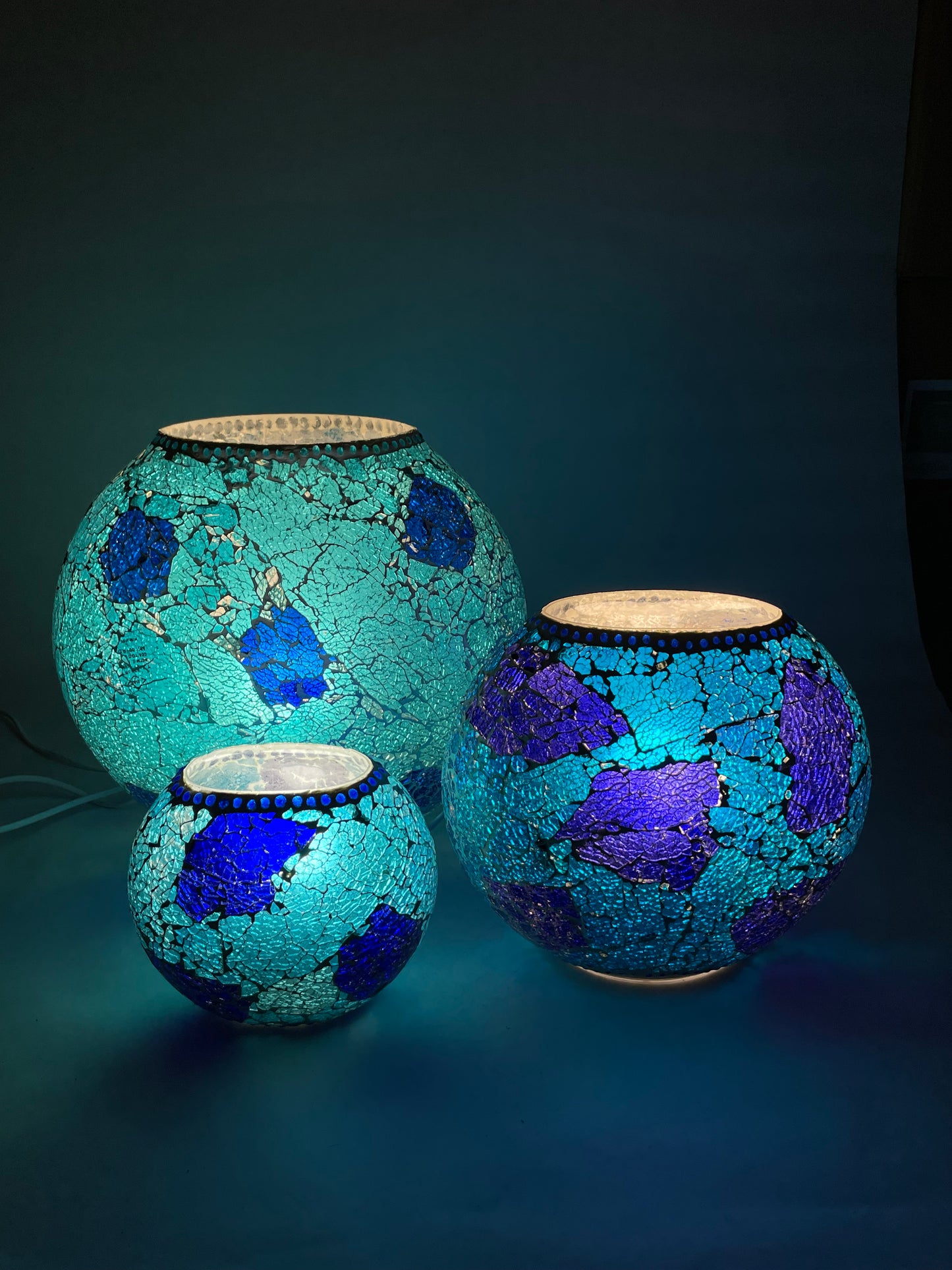 Handgefertigte Glasmosaik-Tischlampe Blue Bay – Oval
