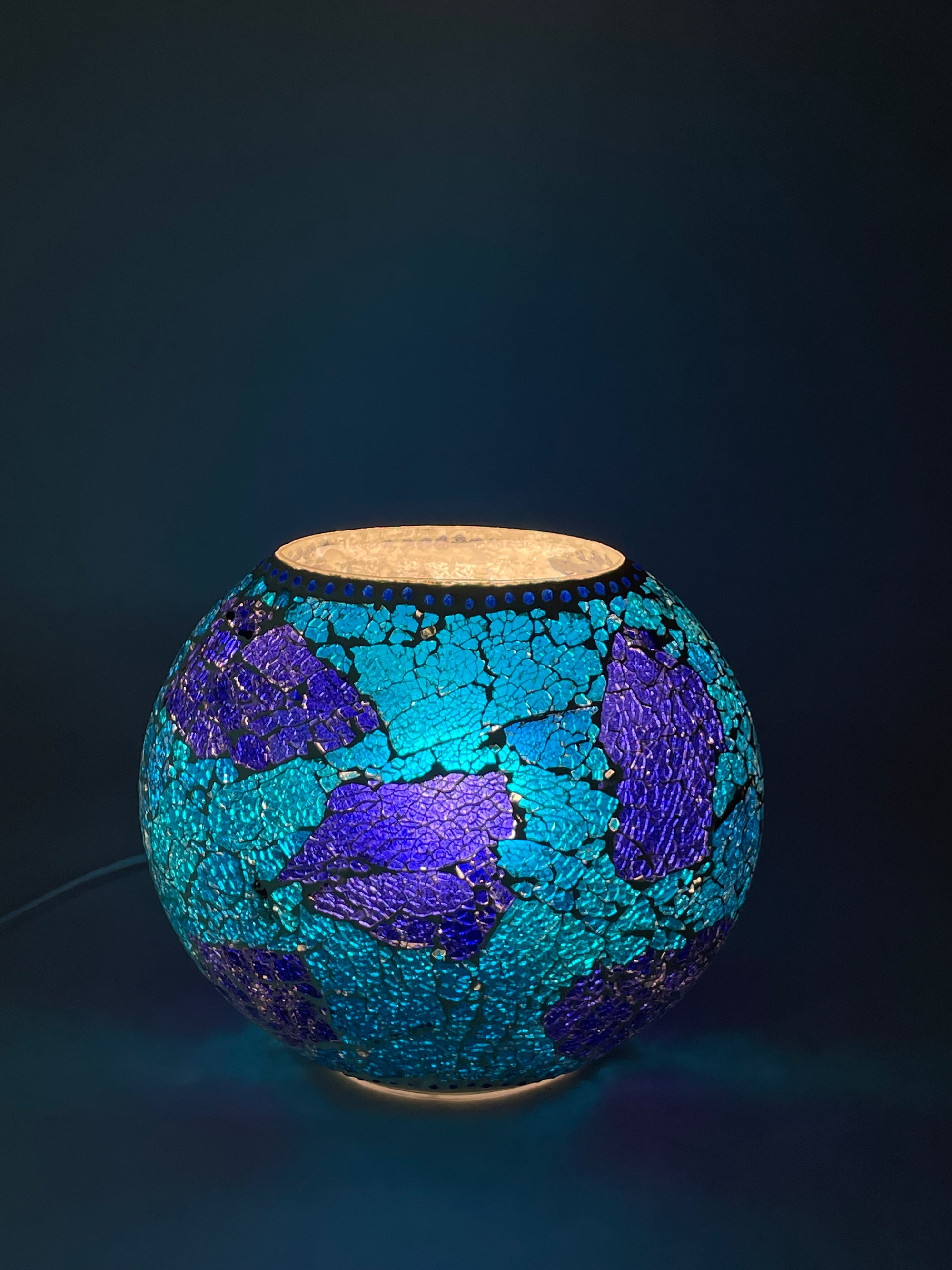 Handgefertigte Glasmosaik-Tischlampe Blue Bay – Oval