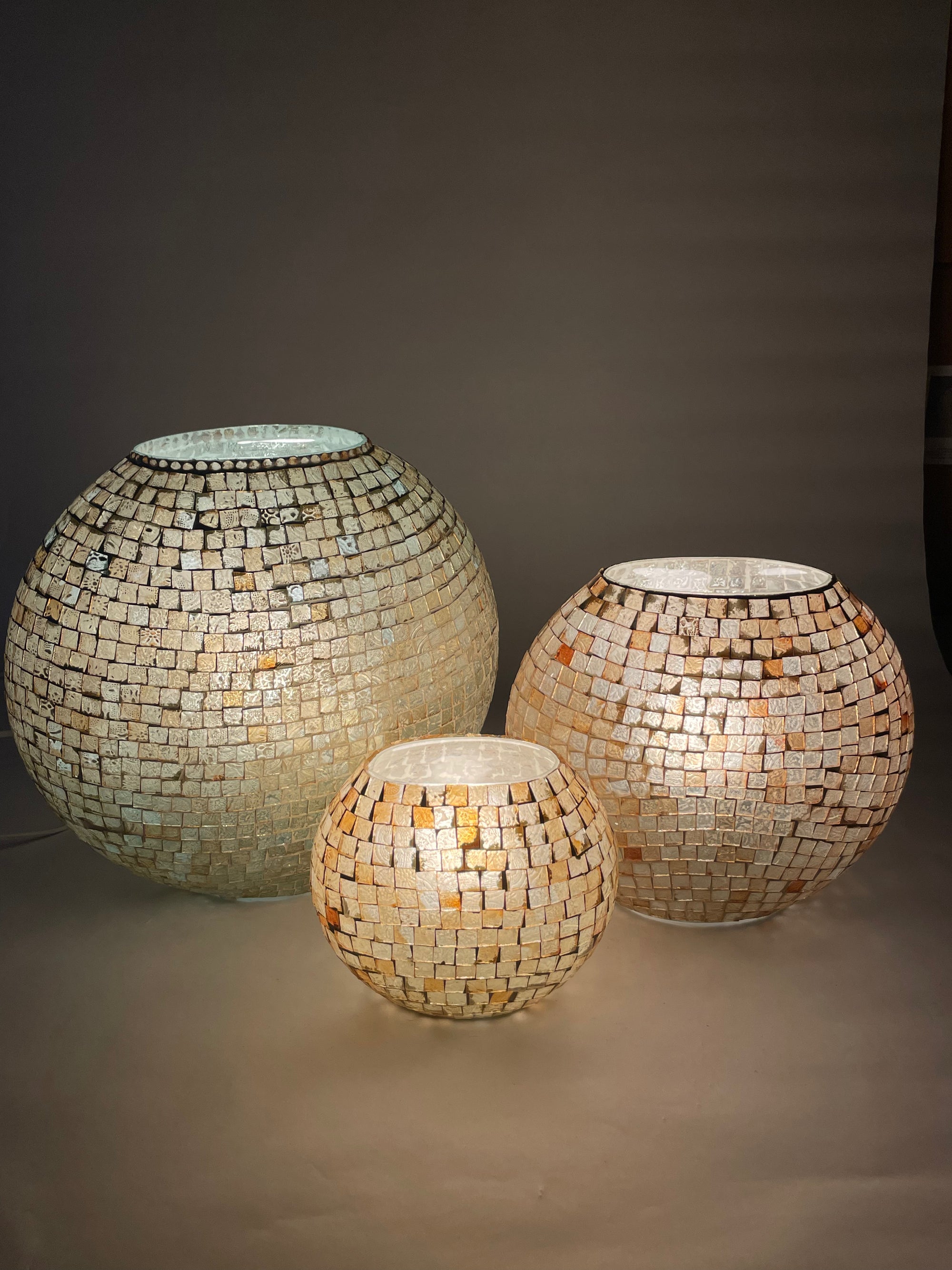 Handgefertigte Glasmosaik-Tischlampe Artist's Yellow – Oval