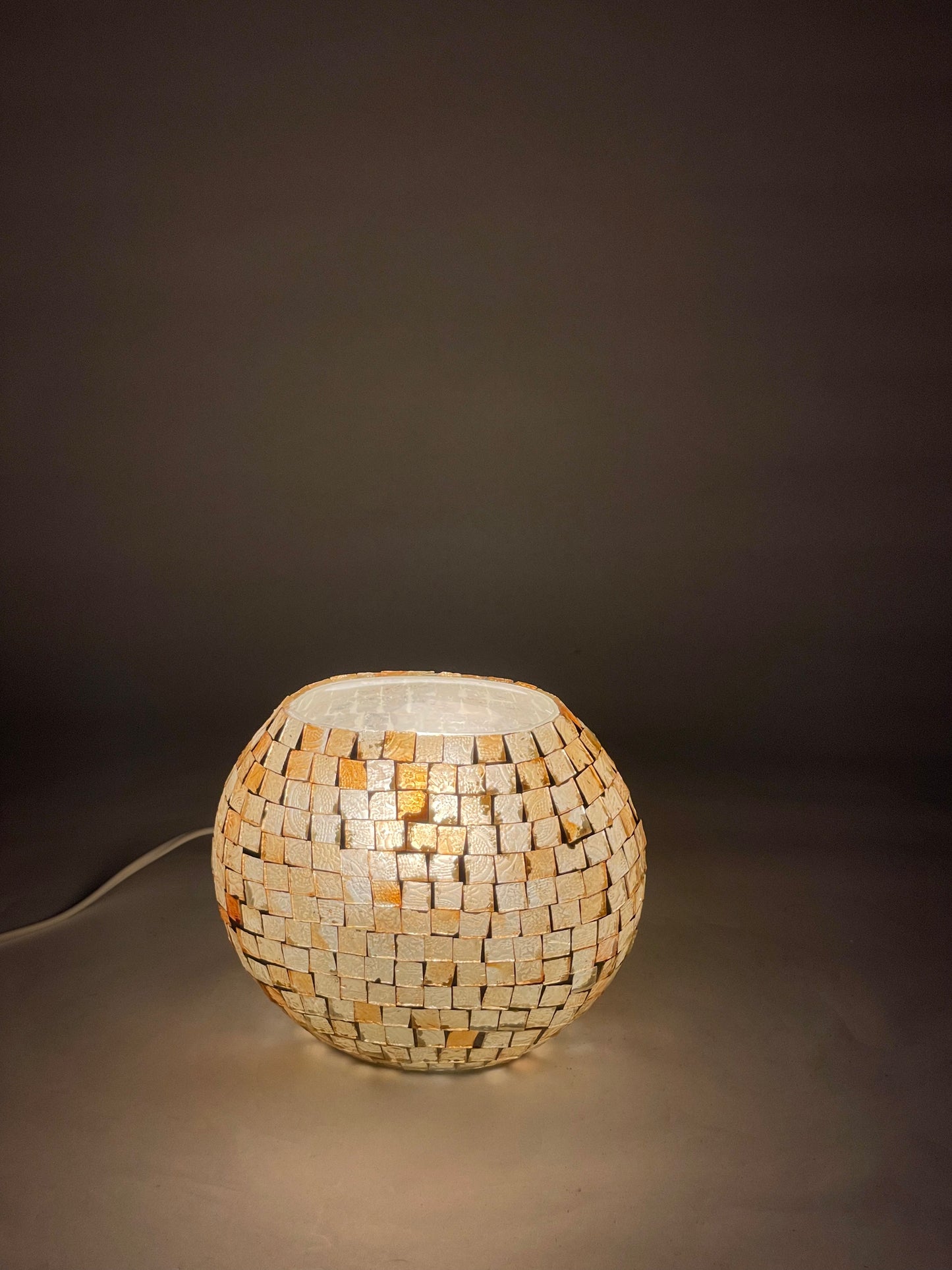Handgefertigte Glasmosaik-Tischlampe Artist's Yellow – Oval