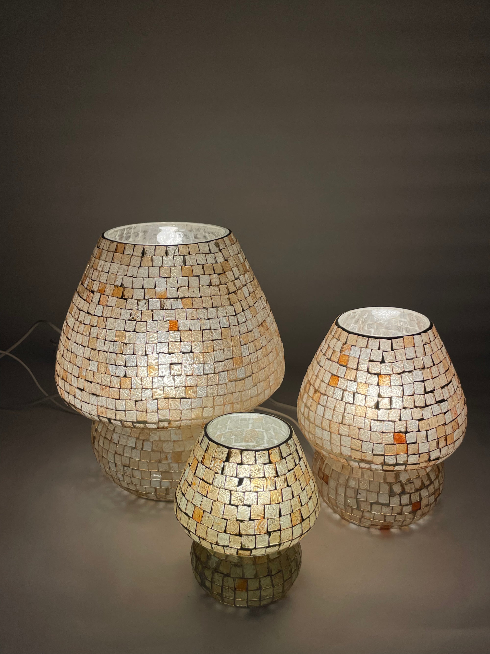 Handgefertigte Glasmosaik-Tischlampe Artist's Yellow – Pilz