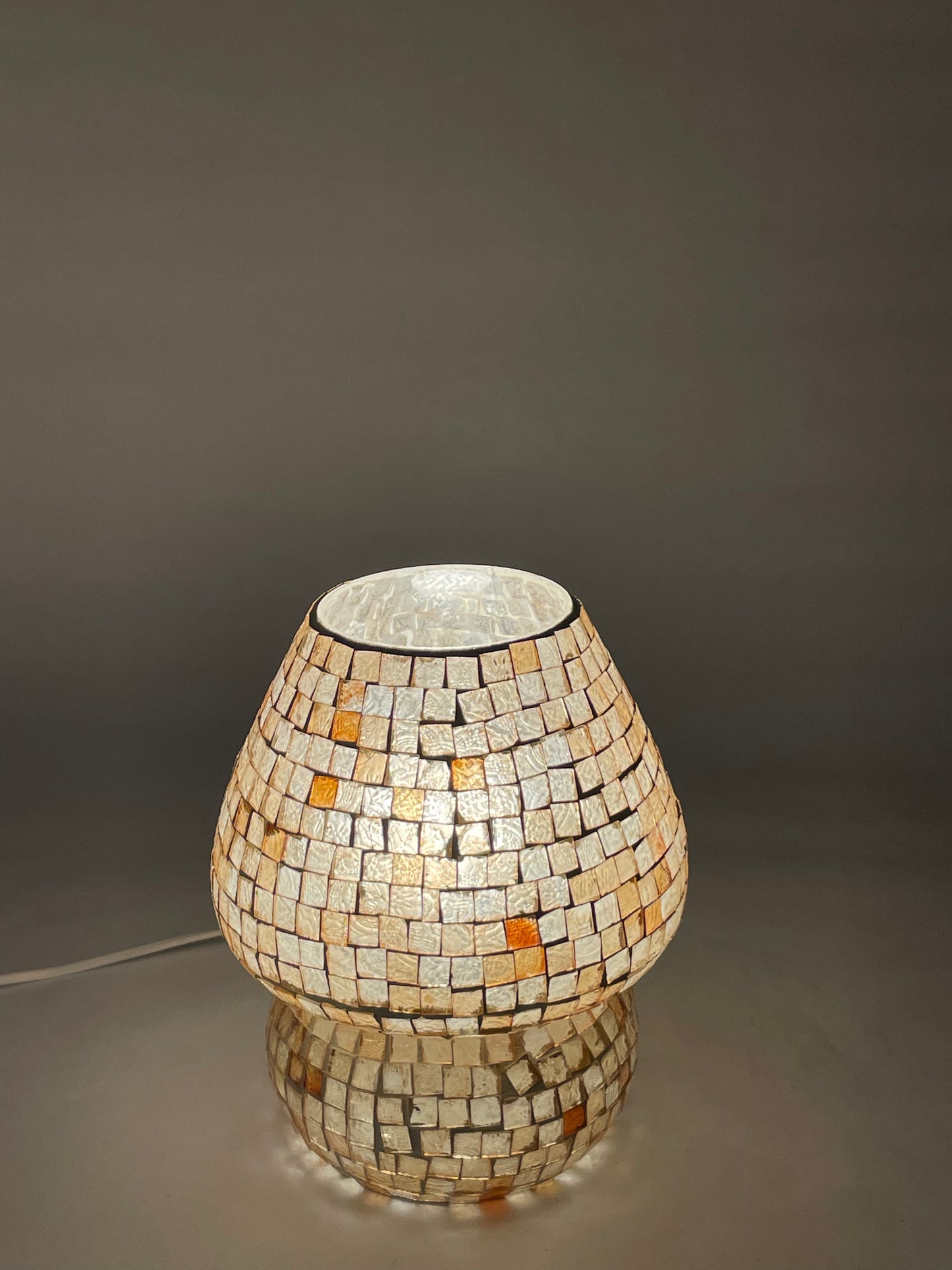 Handgefertigte Glasmosaik-Tischlampe Artist's Yellow – Pilz