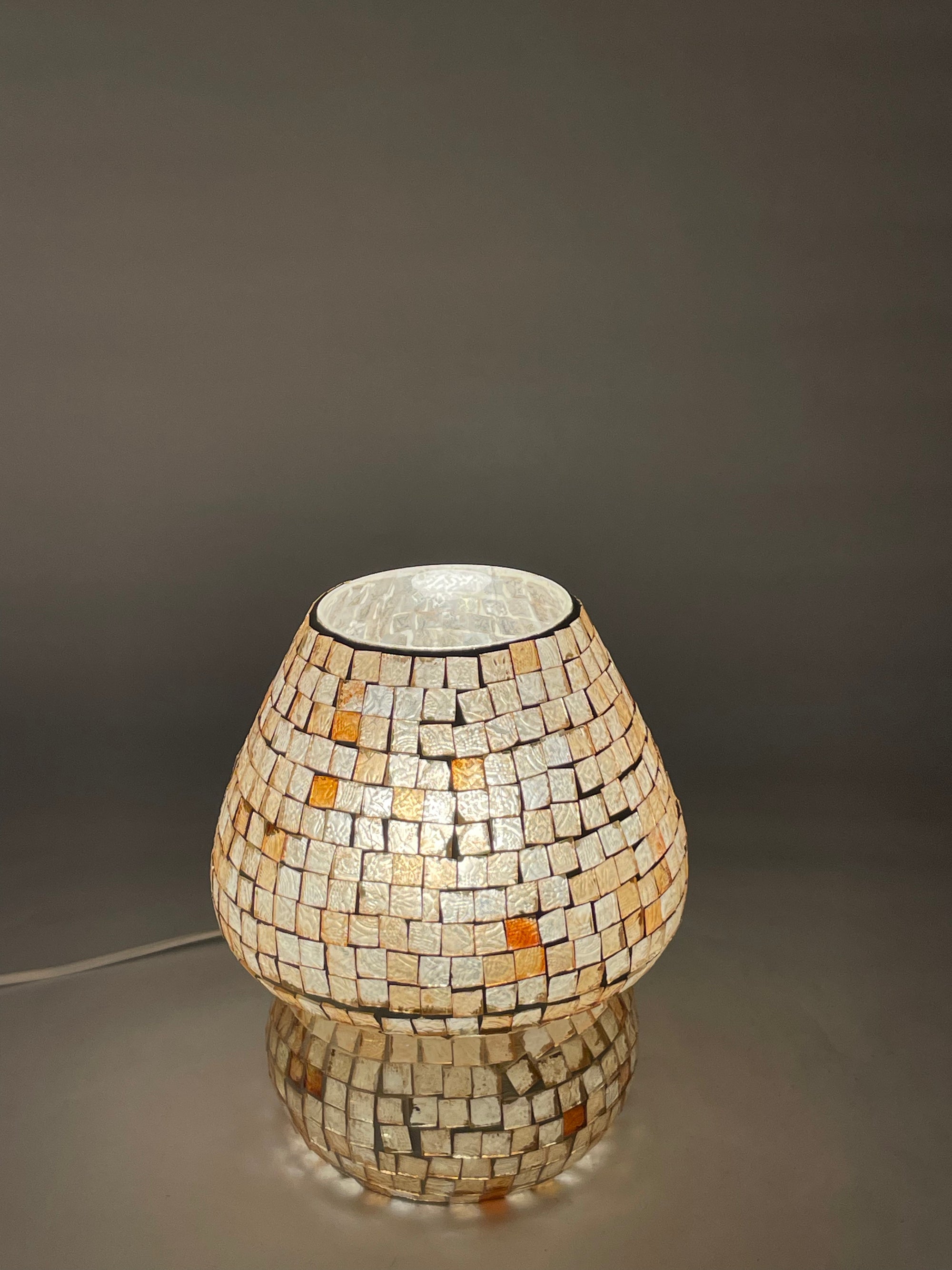 Handgefertigte Glasmosaik-Tischlampe Artist's Yellow – Pilz