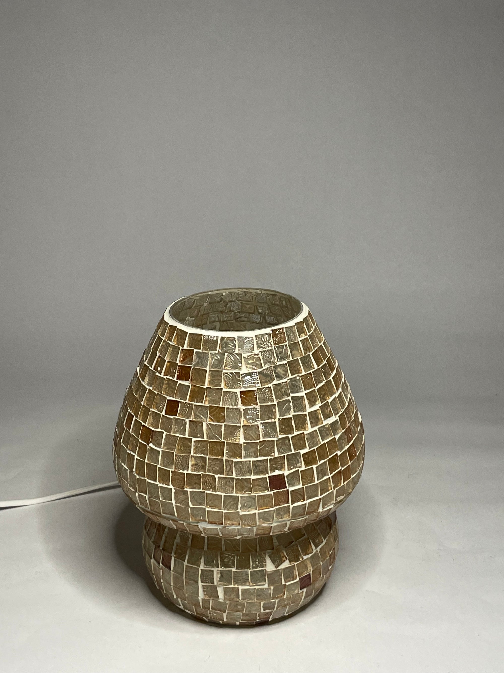 Handgefertigte Glasmosaik-Tischlampe Artist's Yellow – Pilz
