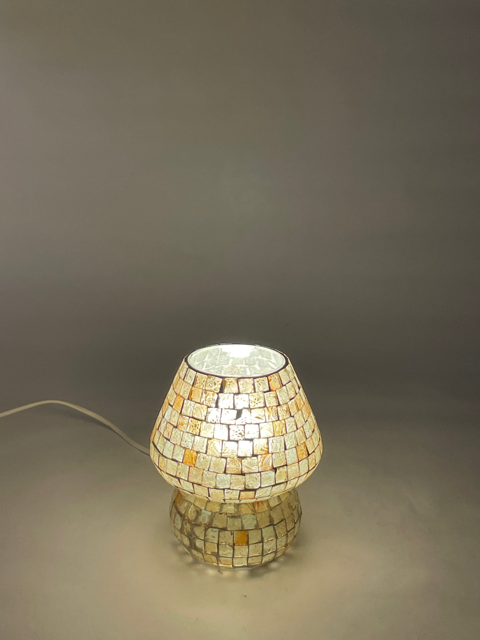 Handgefertigte Glasmosaik-Tischlampe Artist's Yellow – Pilz