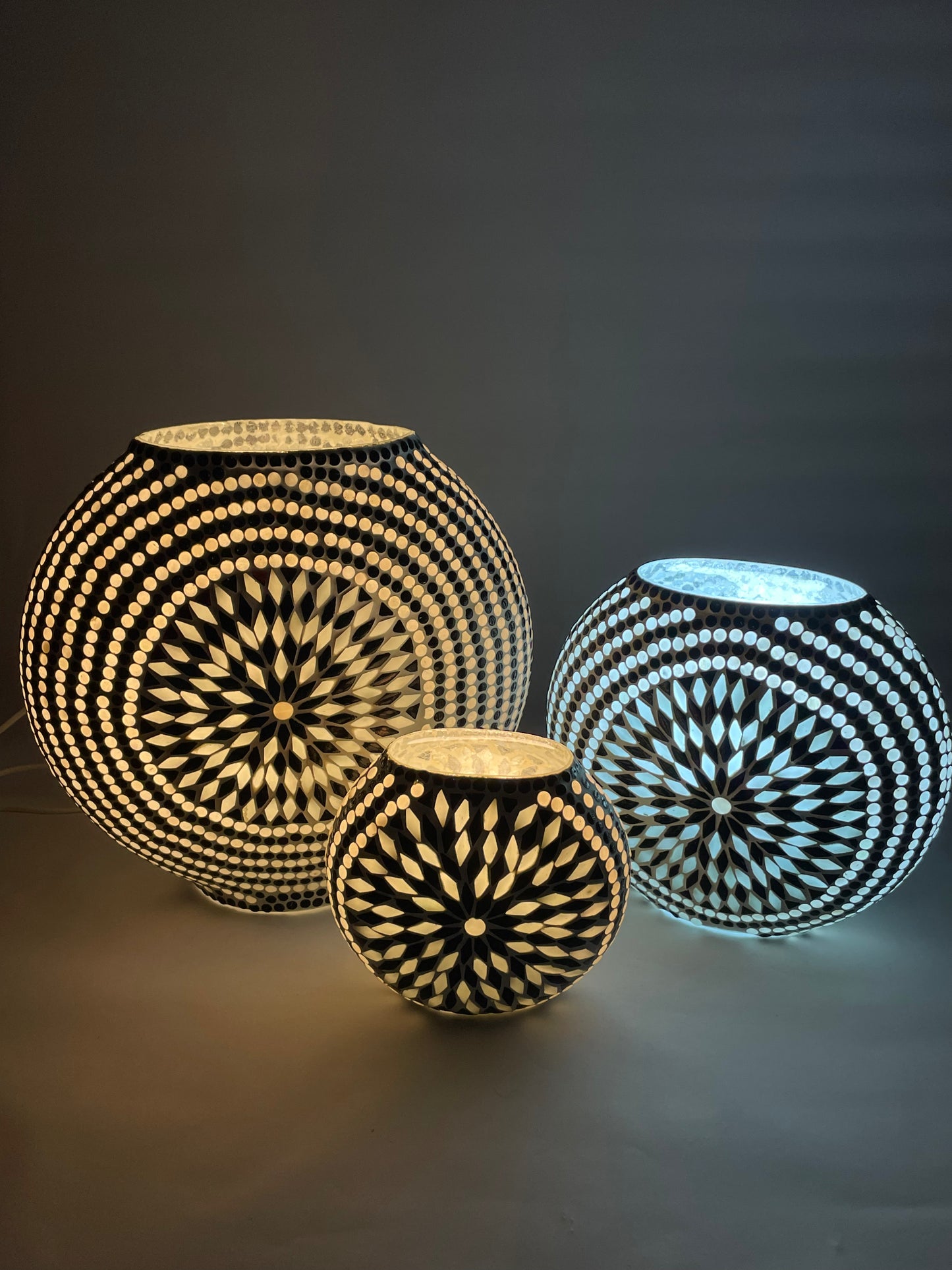 Handgefertigte Glasmosaik-Tischlampe Yin&Yang – Oval