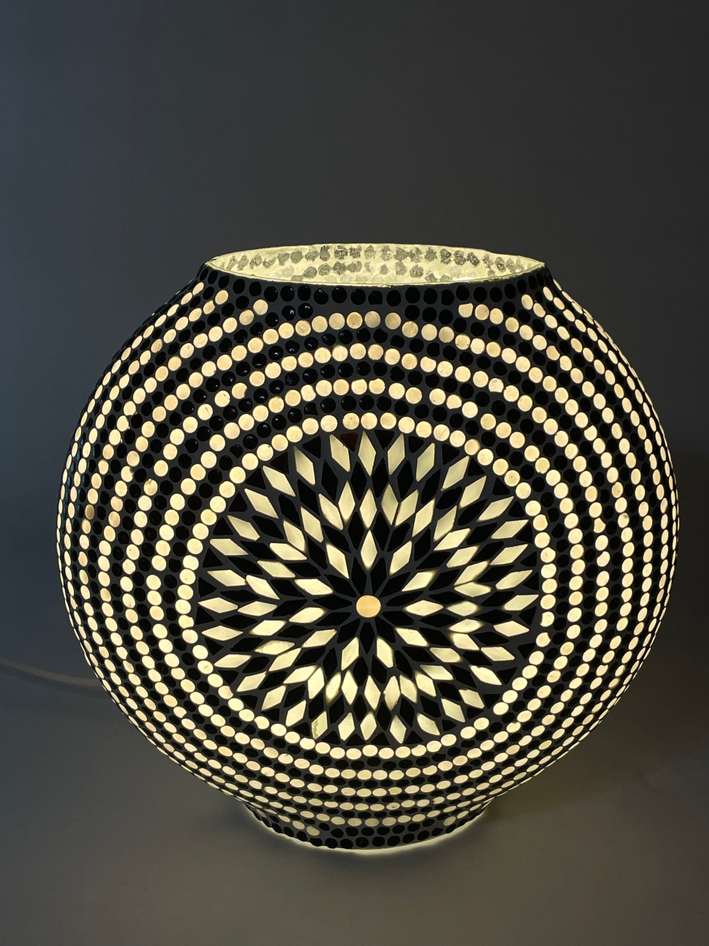 Handgefertigte Glasmosaik-Tischlampe Yin&Yang – Oval
