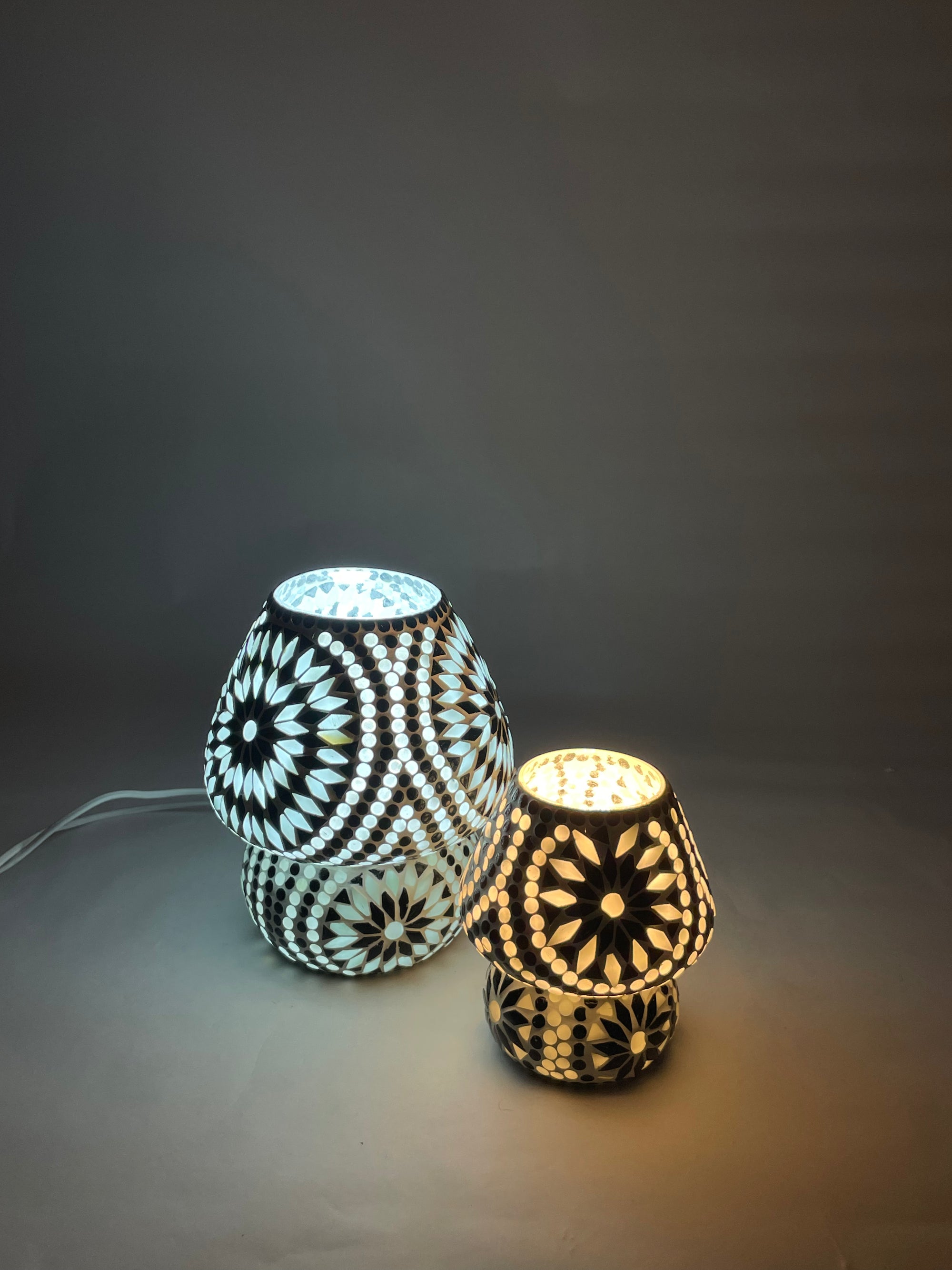 Handgefertigte Glasmosaik-Tischlampe Yin&Yang – Pilz