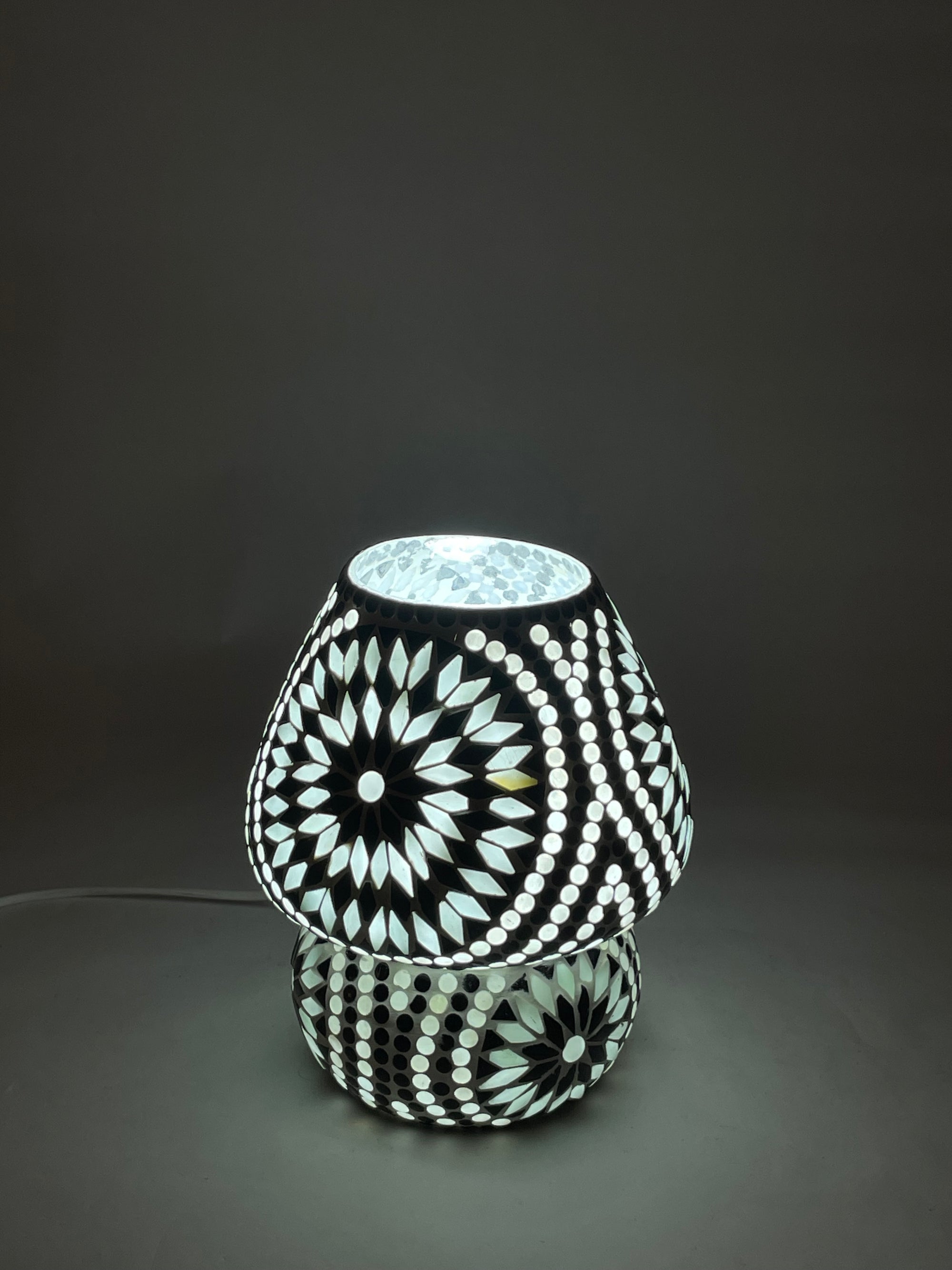 Handgefertigte Glasmosaik-Tischlampe Yin&Yang – Pilz