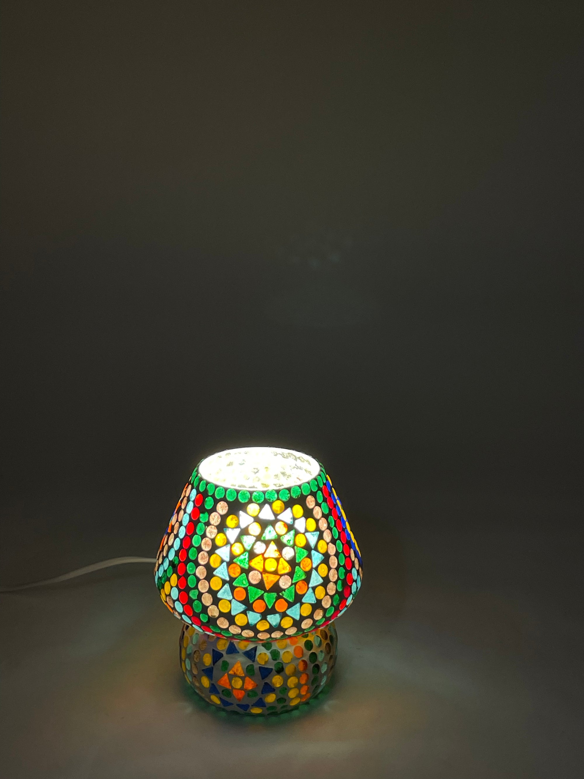 Handgefertigte Glasmosaik-Tischlampe Wheel Mandala – Pilz