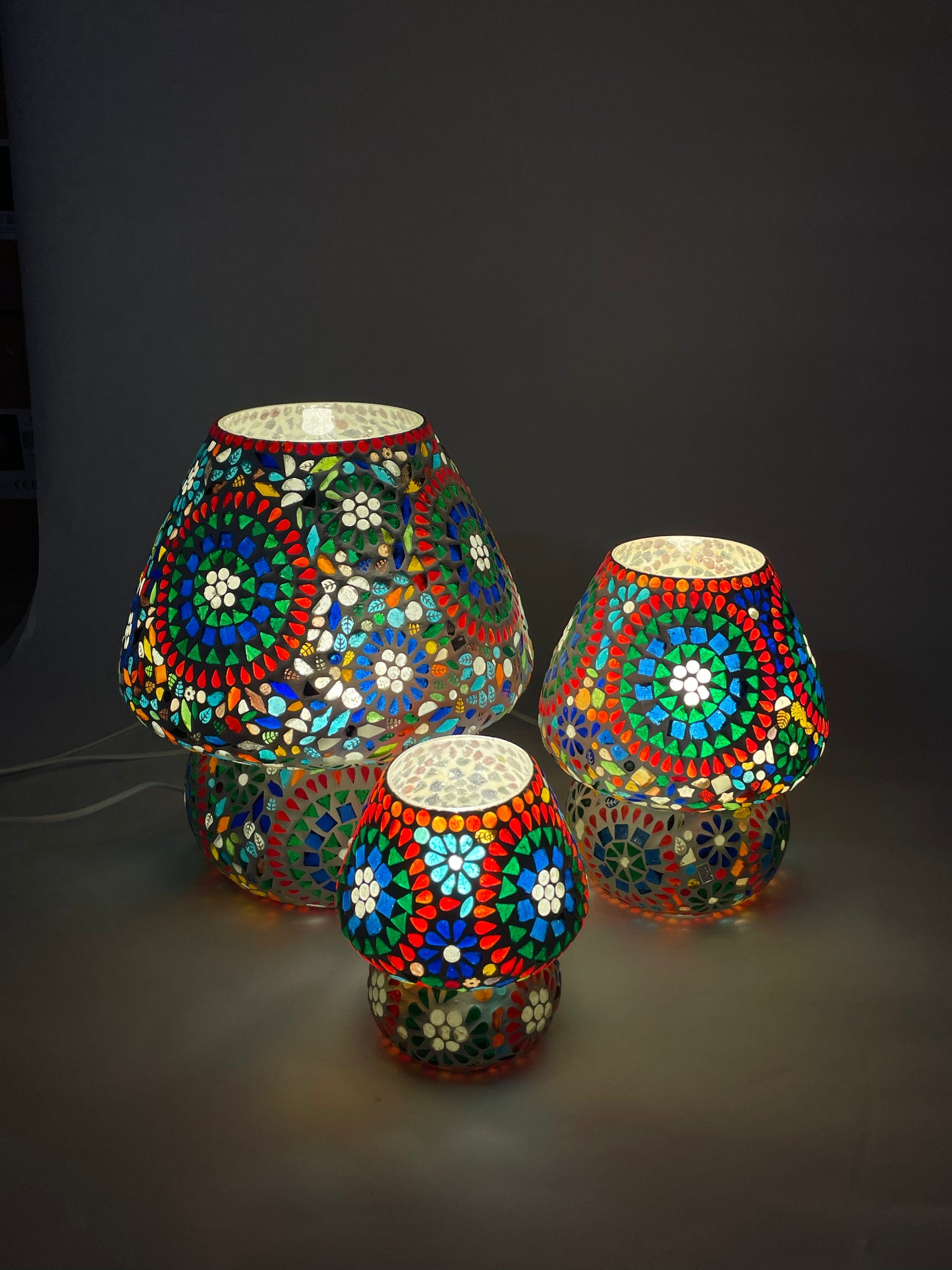 Handgefertigte Glasmosaik-Tischlampe Rainbow – Pilz