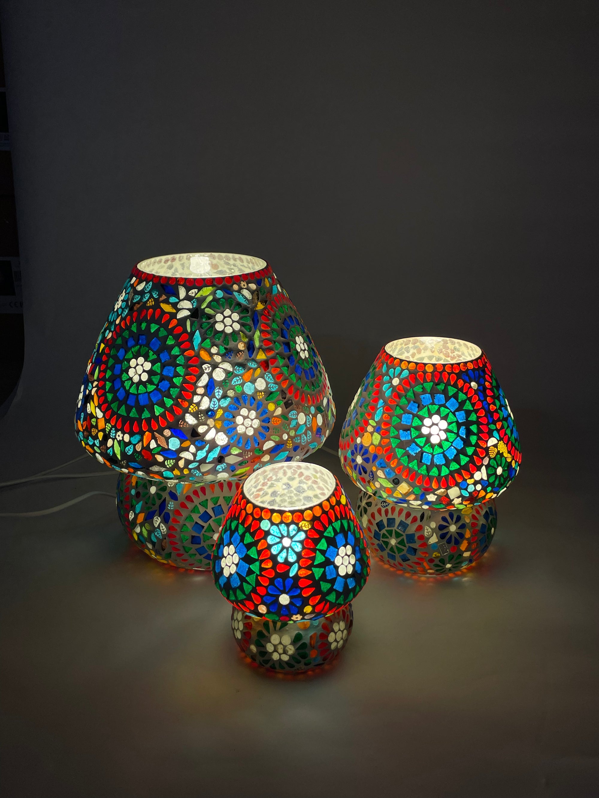 Handgefertigte Glasmosaik-Tischlampe Rainbow – Pilz