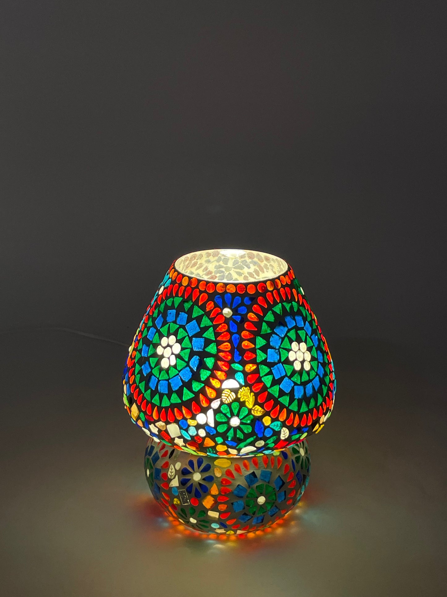 Handgefertigte Glasmosaik-Tischlampe Rainbow – Pilz