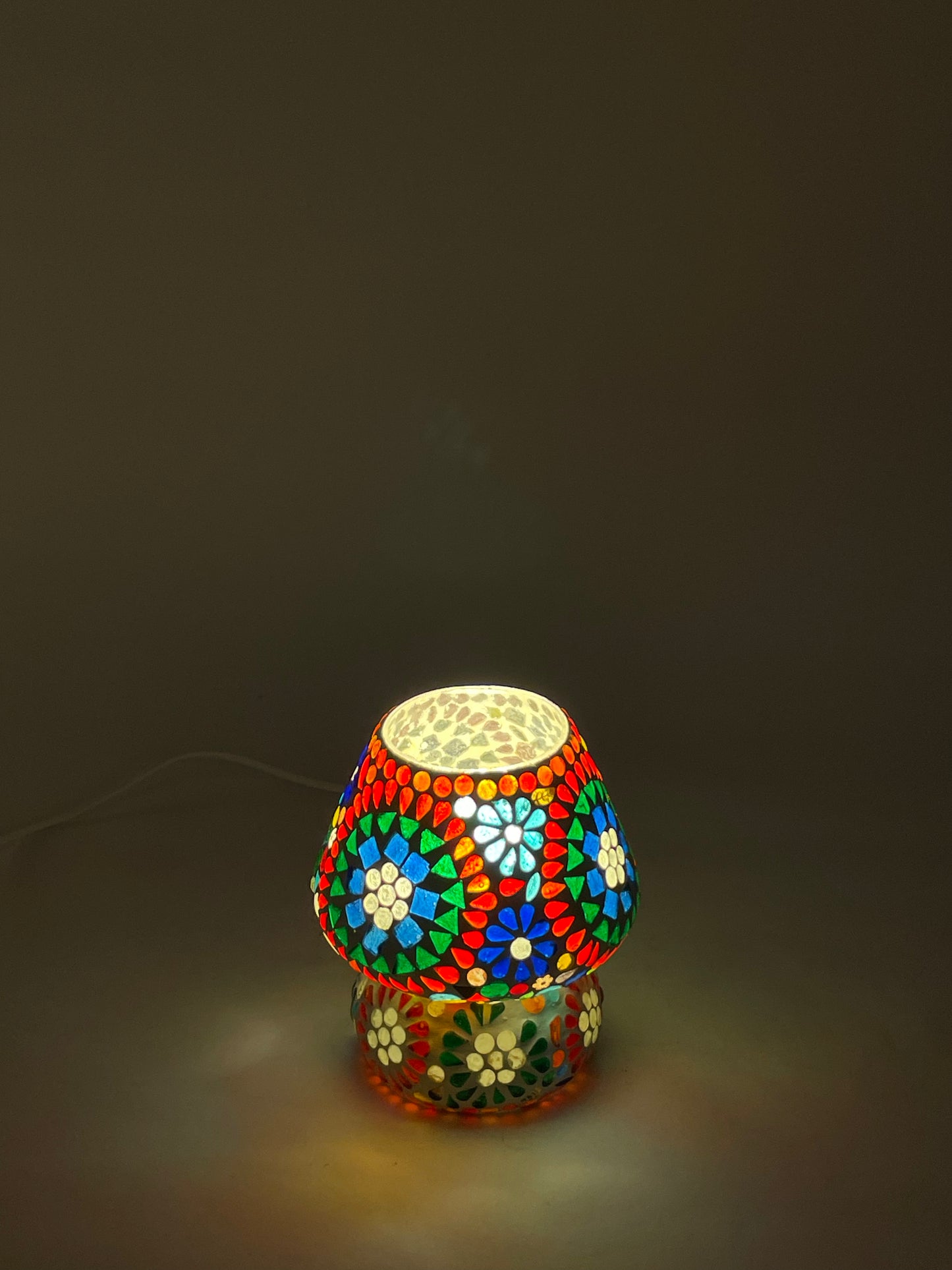 Handgefertigte Glasmosaik-Tischlampe Rainbow – Pilz