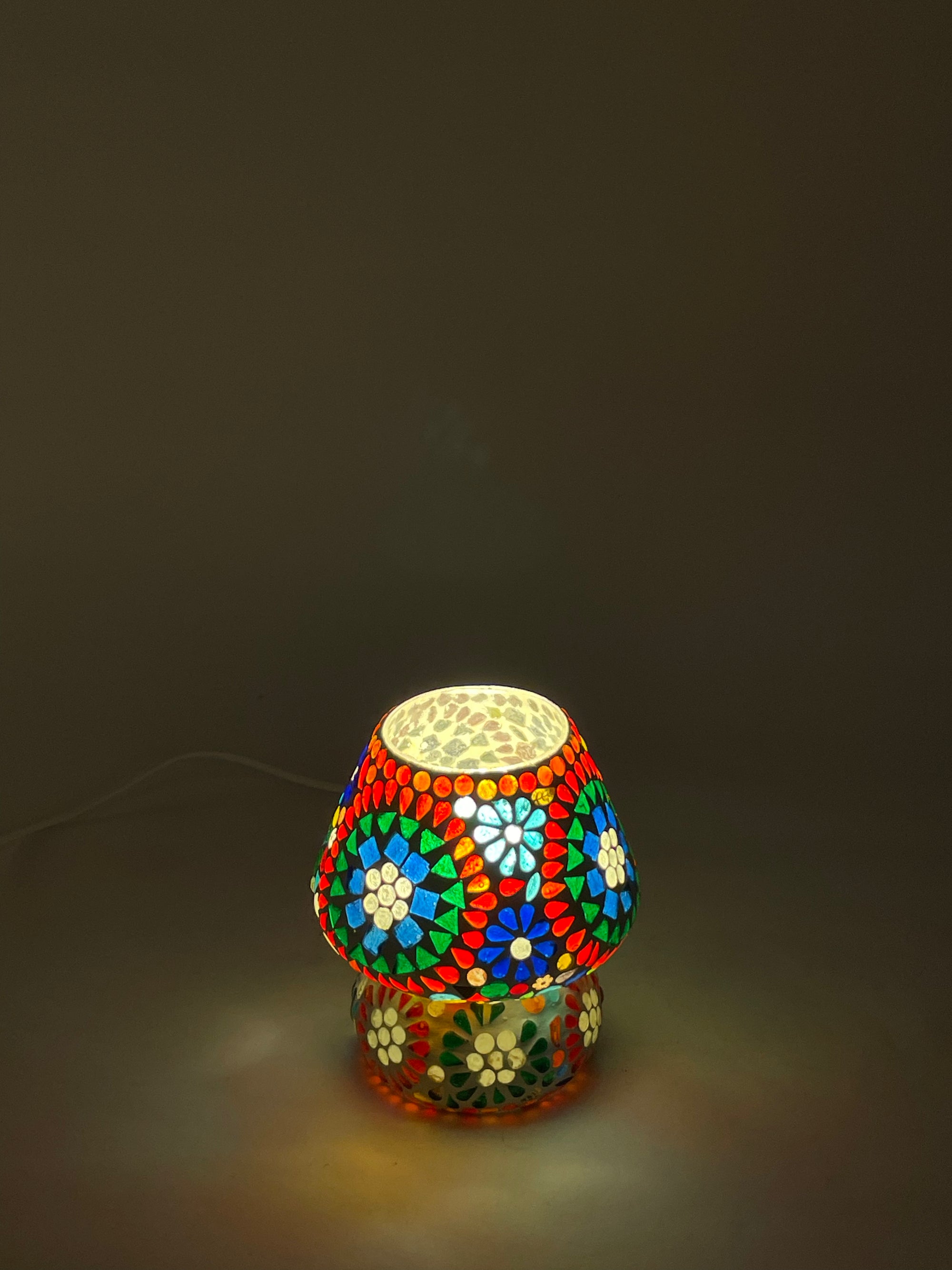 Handgefertigte Glasmosaik-Tischlampe Rainbow – Pilz