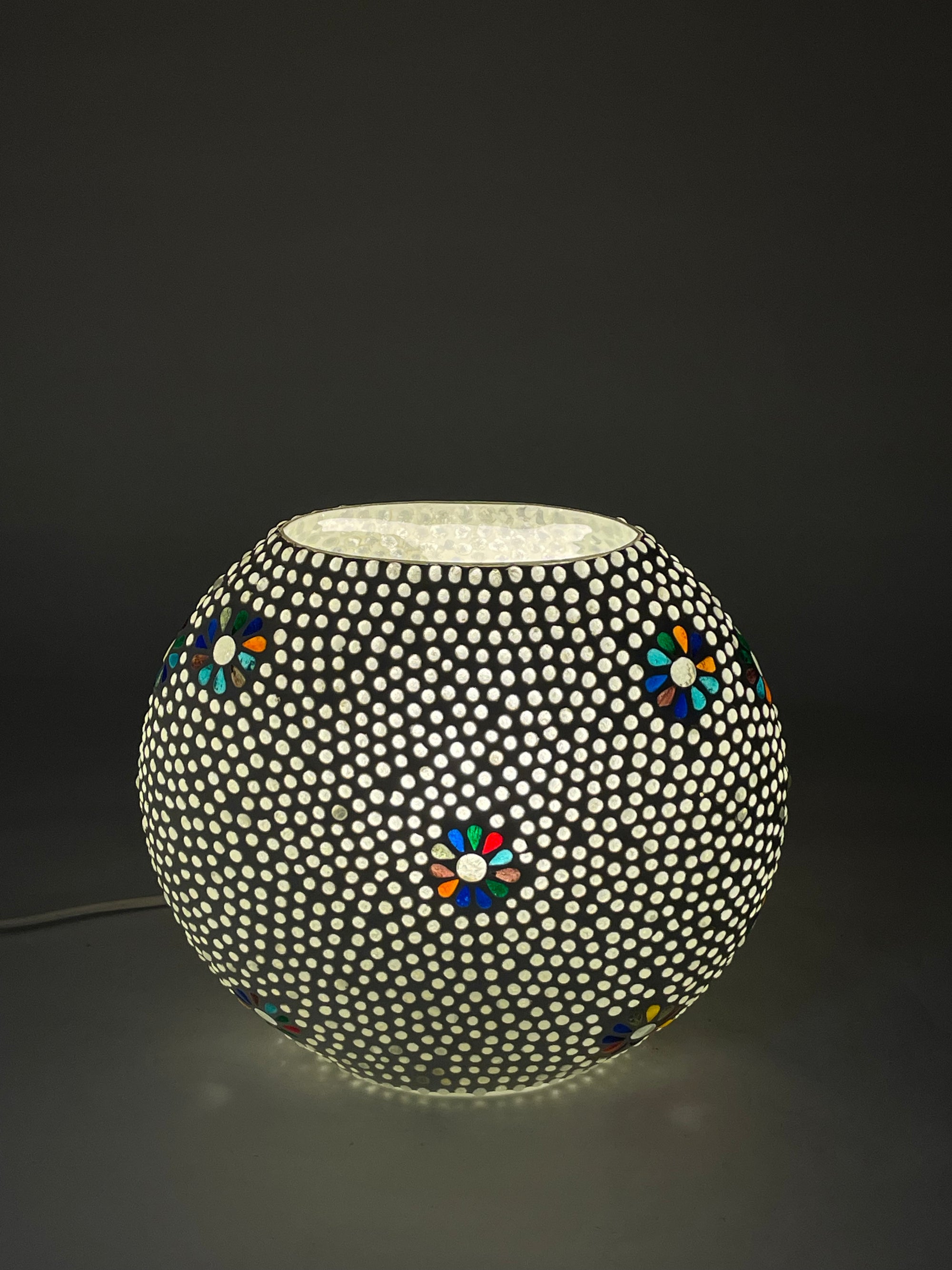 Handgefertigte Glasmosaik-Tischlampe Black Daisy – Oval