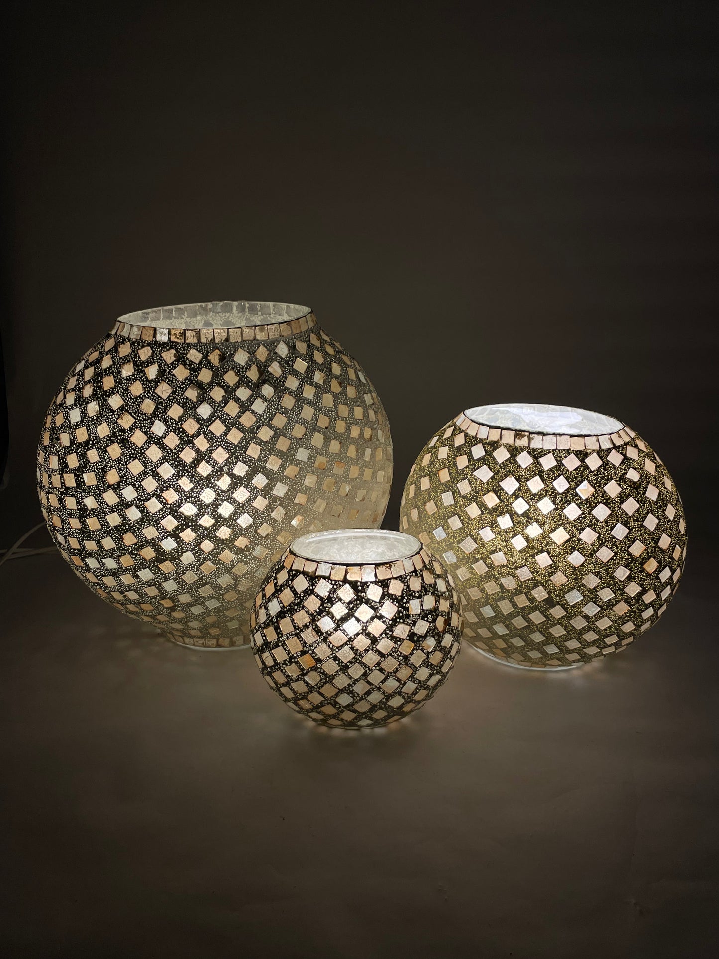 Handgefertigte Glasmosaik-Tischlampe Gold Reflection – Oval