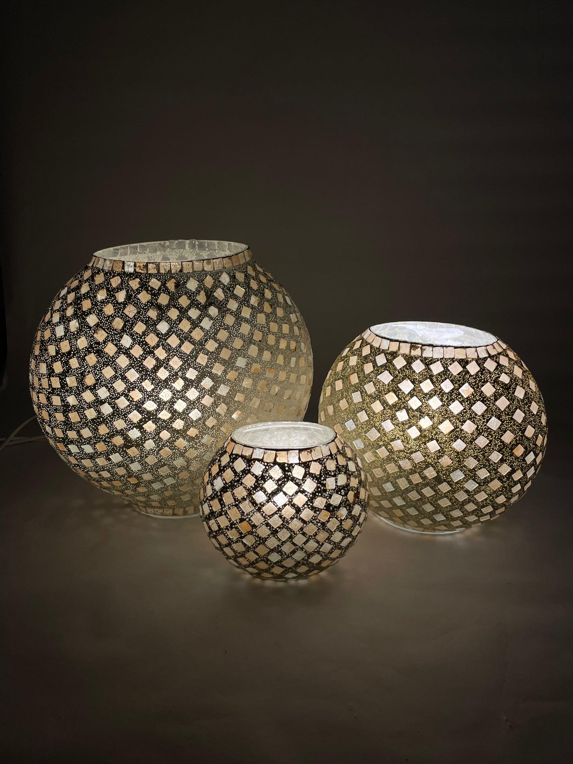 Handgefertigte Glasmosaik-Tischlampe Gold Reflection – Oval