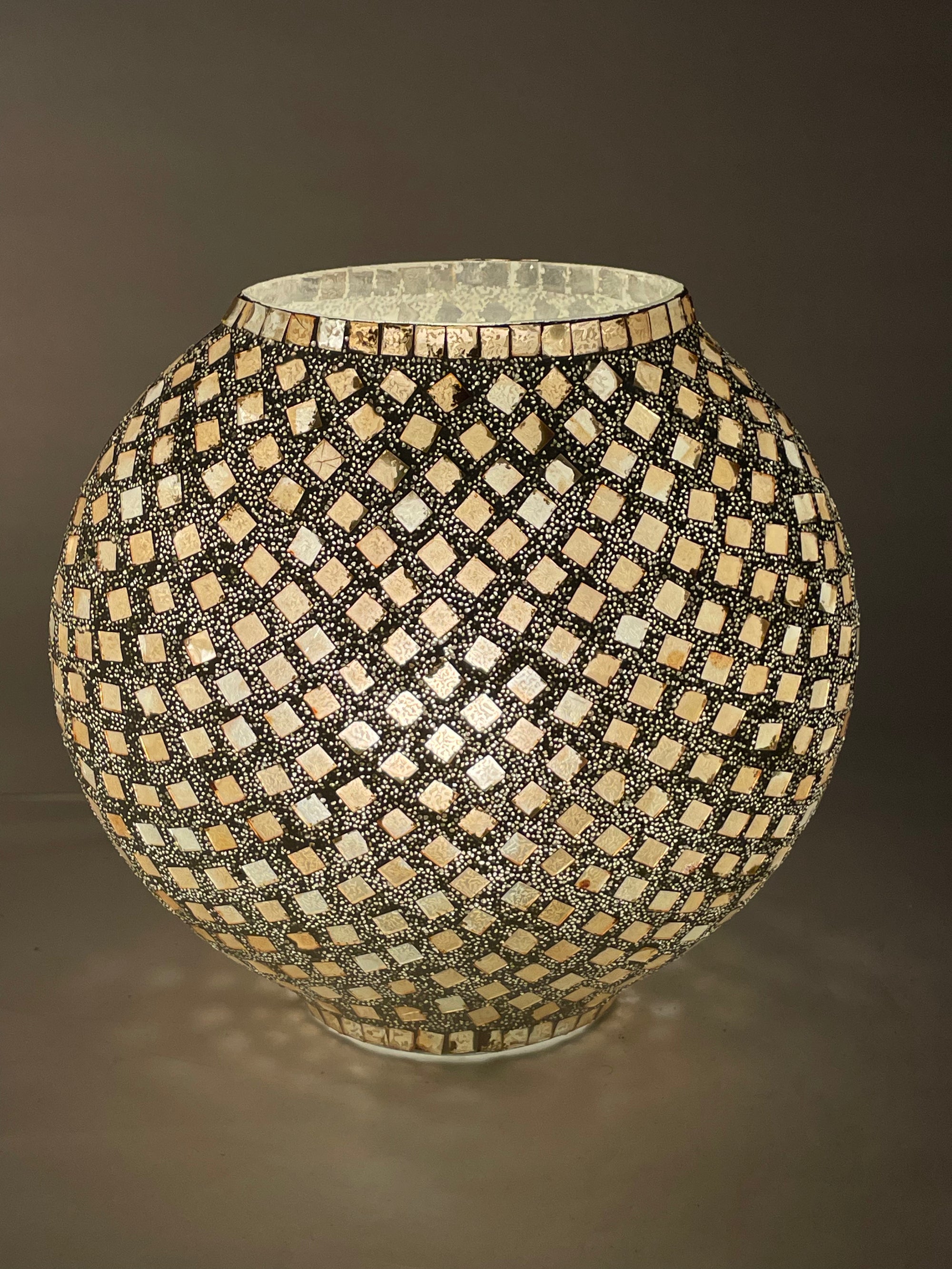 Handgefertigte Glasmosaik-Tischlampe Gold Reflection – Oval