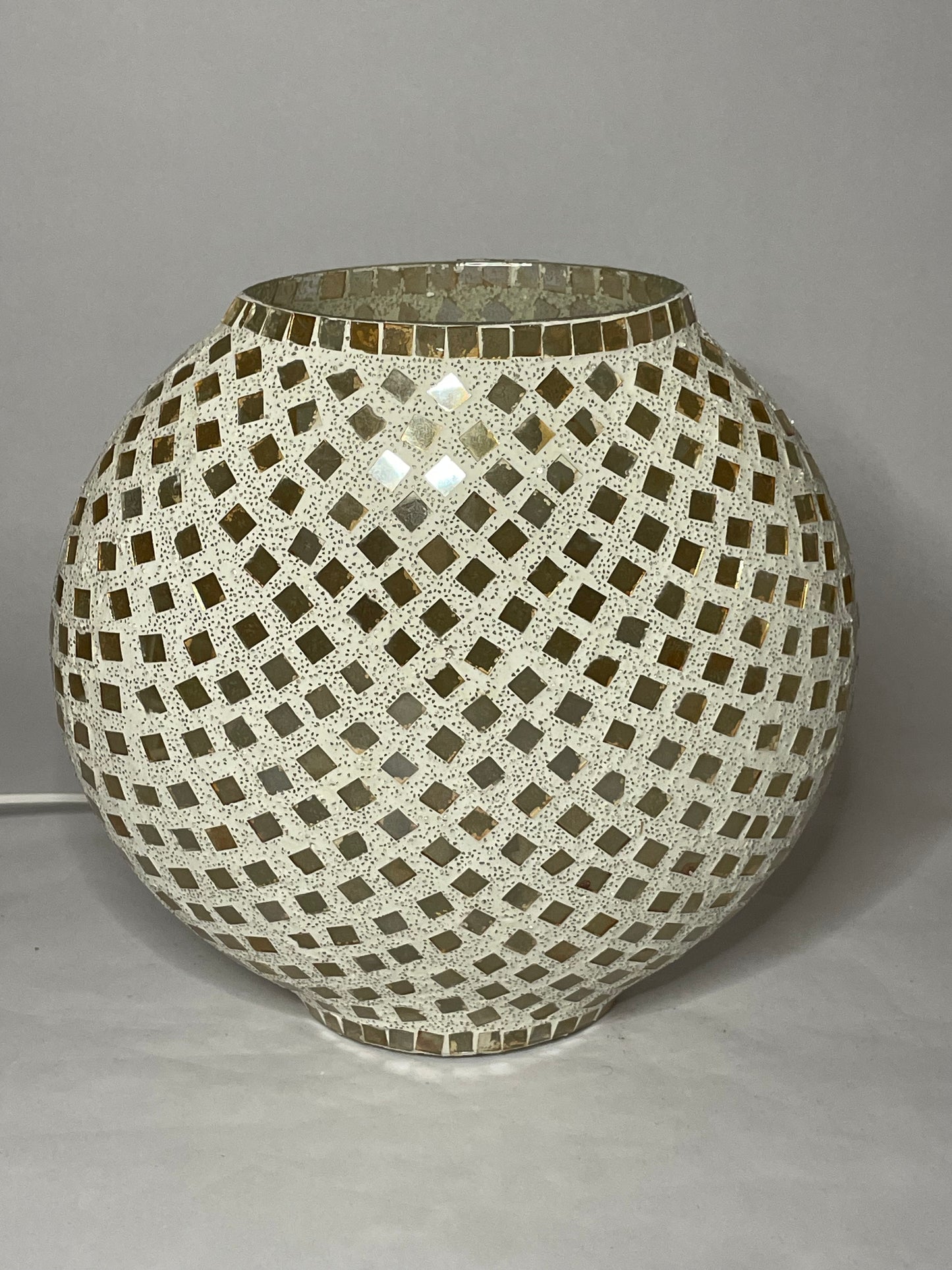 Handgefertigte Glasmosaik-Tischlampe Gold Reflection – Oval