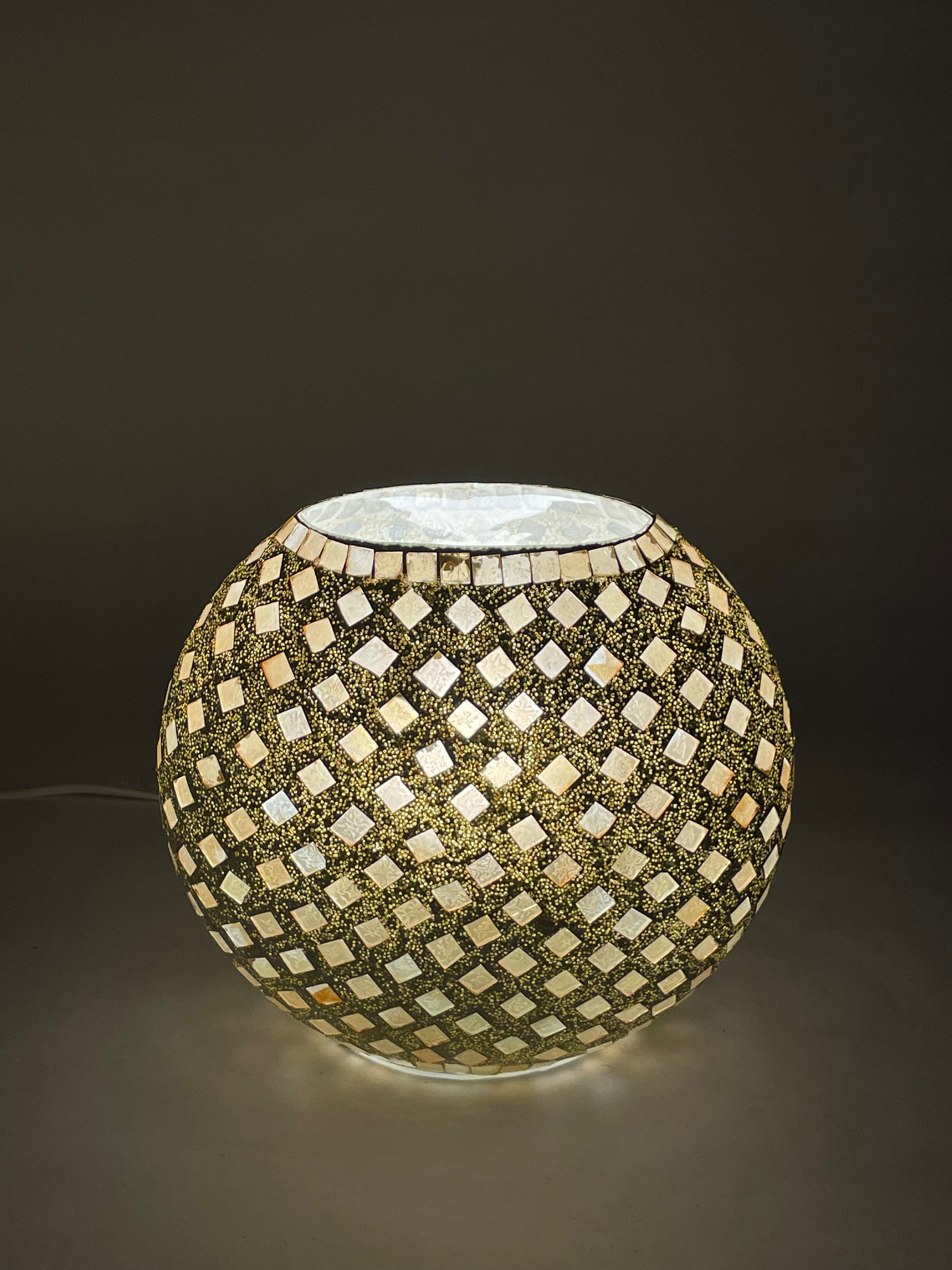 Handgefertigte Glasmosaik-Tischlampe Gold Reflection – Oval