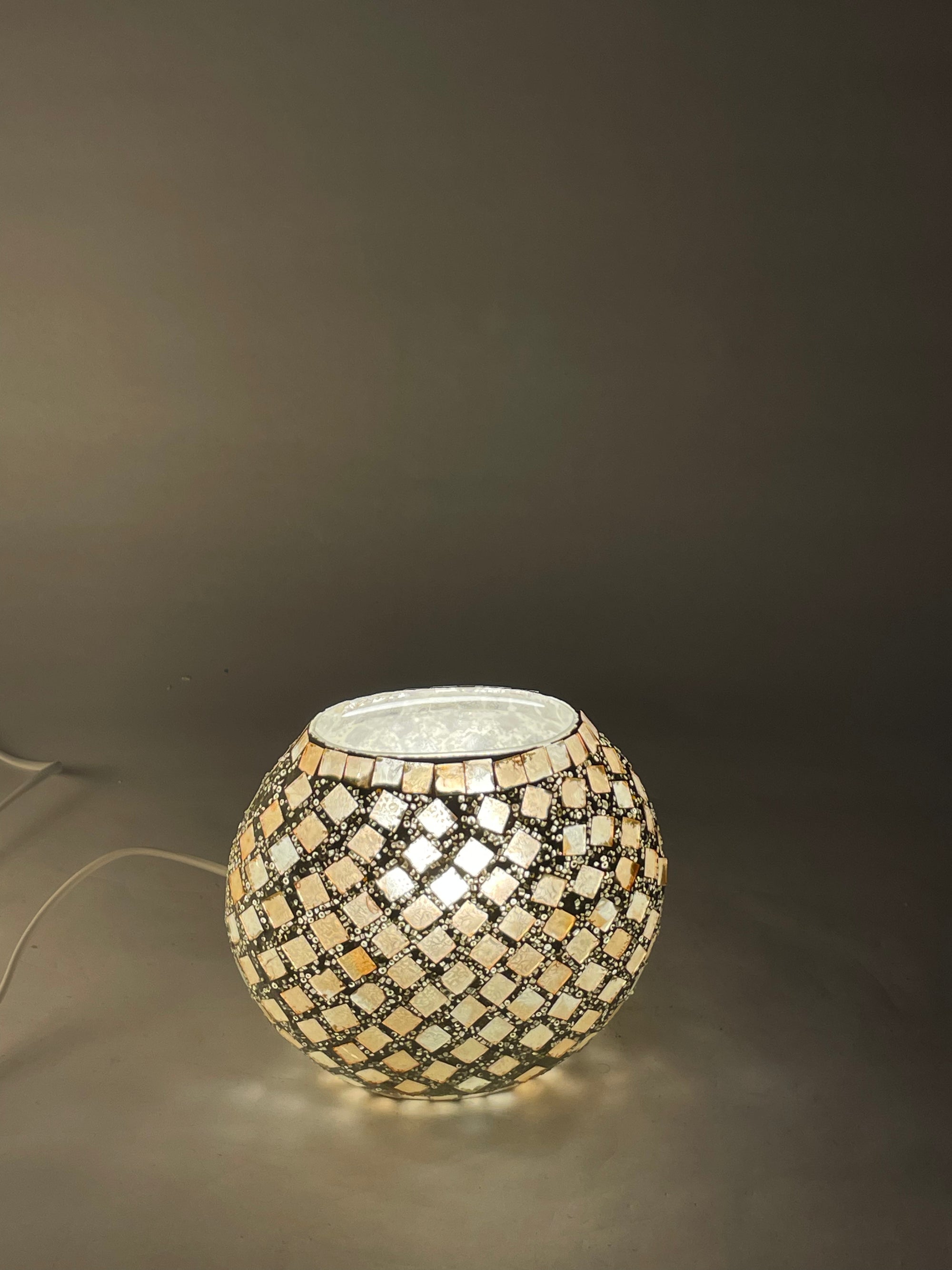 Handgefertigte Glasmosaik-Tischlampe Gold Reflection – Oval