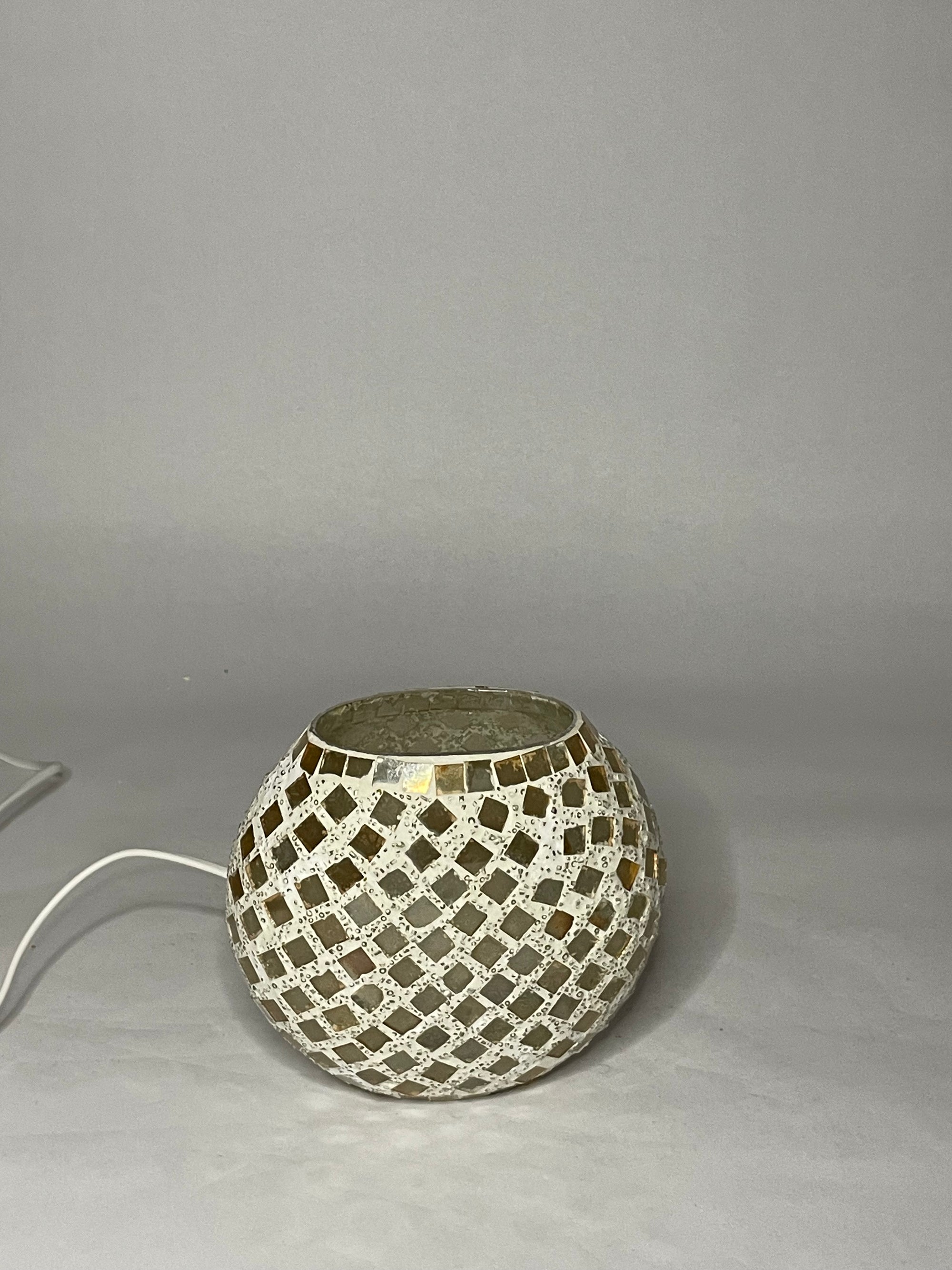 Handgefertigte Glasmosaik-Tischlampe Gold Reflection – Oval
