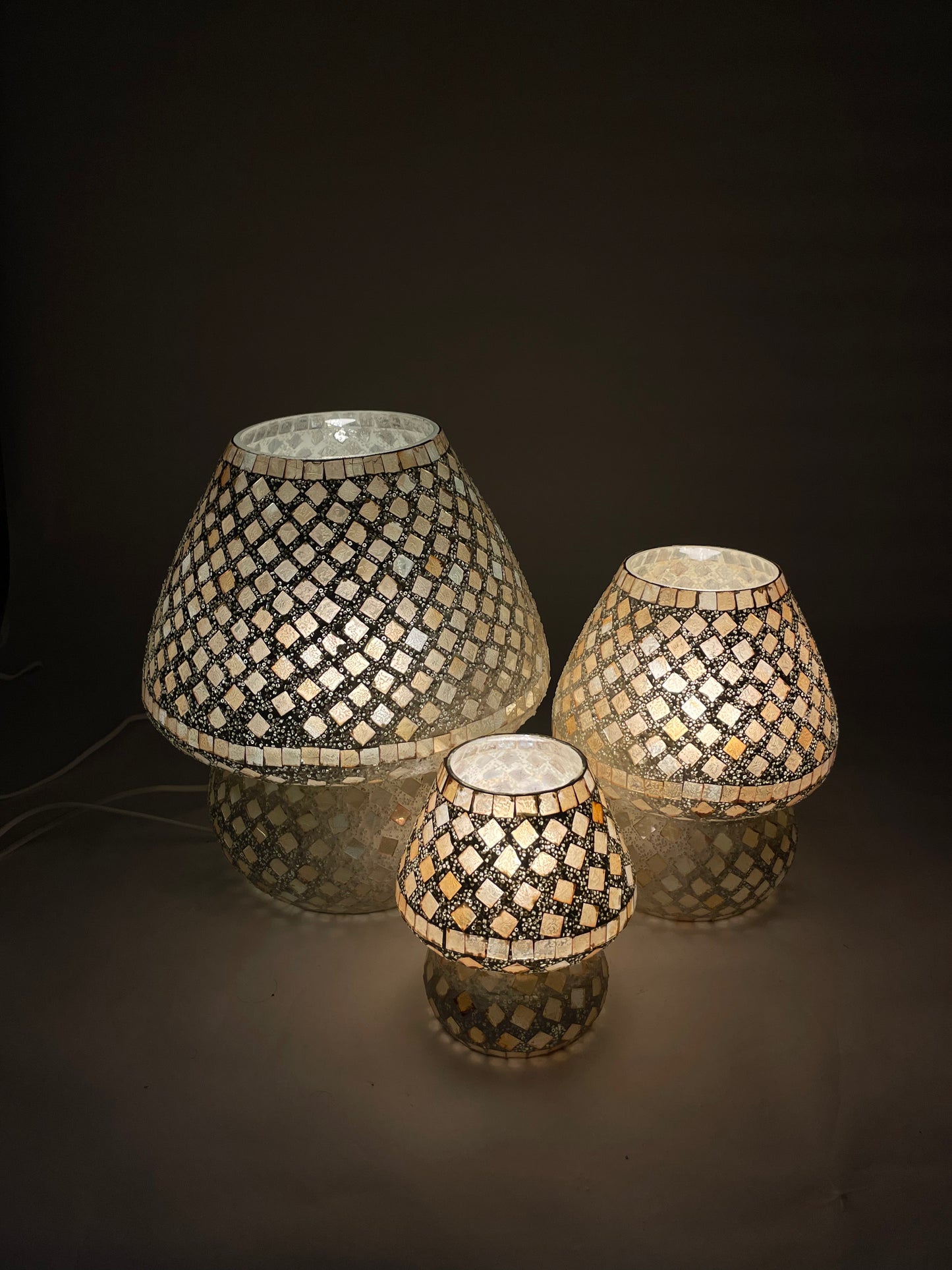 Handgefertigte Glasmosaik-Tischlampe Gold Reflection – Pilz
