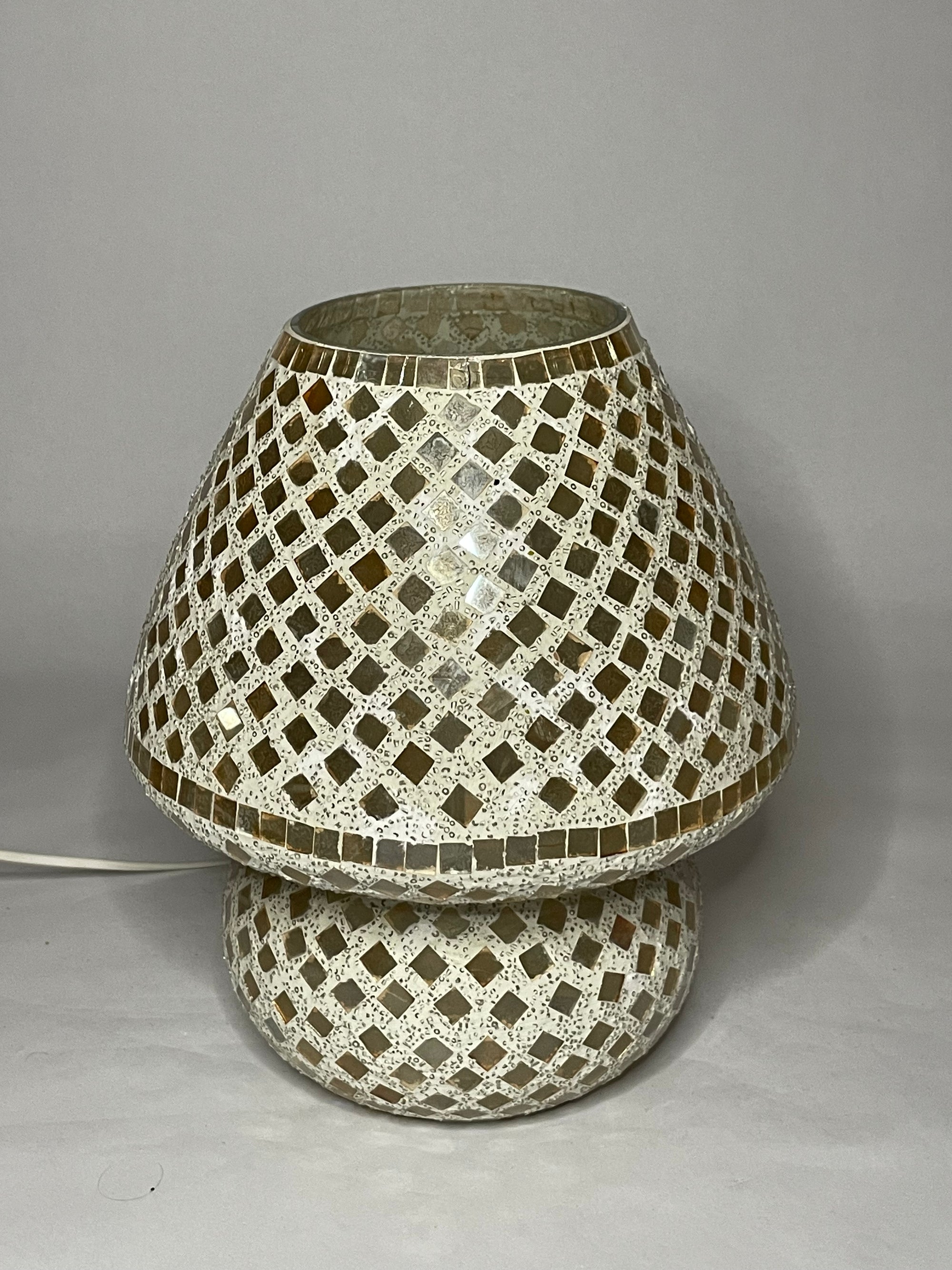 Handgefertigte Glasmosaik-Tischlampe Gold Reflection – Pilz