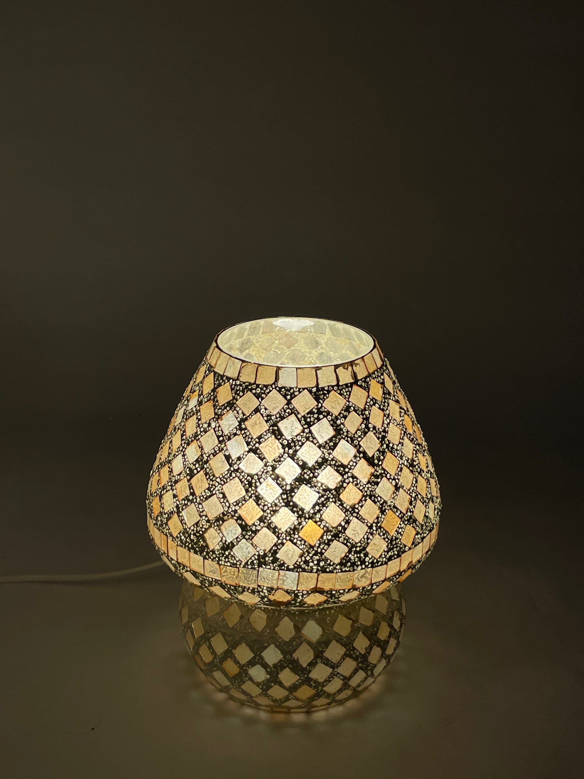 Handgefertigte Glasmosaik-Tischlampe Gold Reflection – Pilz