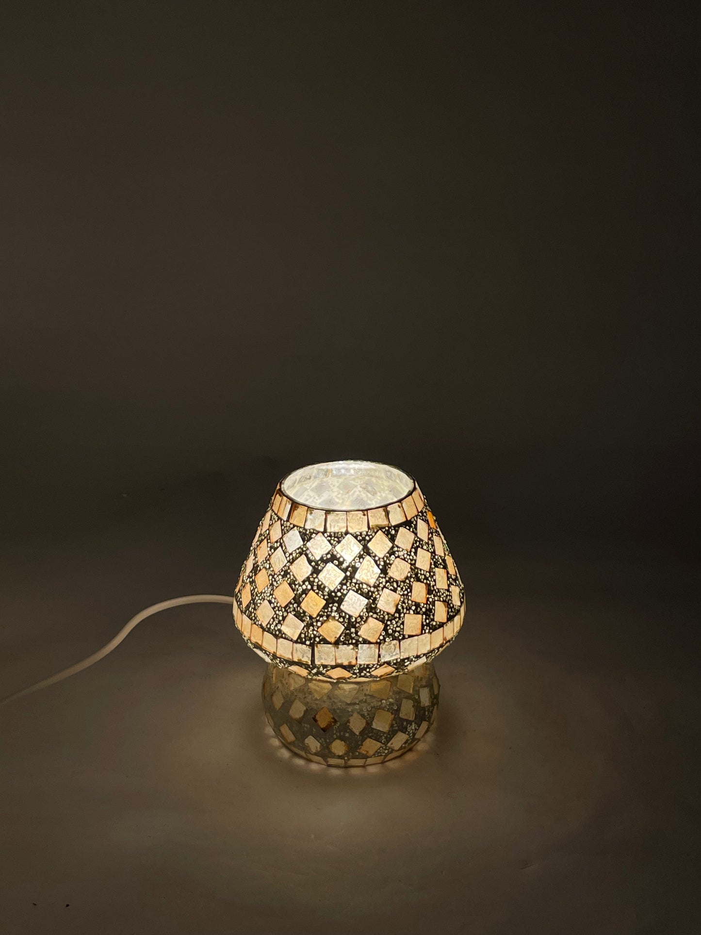 Handgefertigte Glasmosaik-Tischlampe Gold Reflection – Pilz