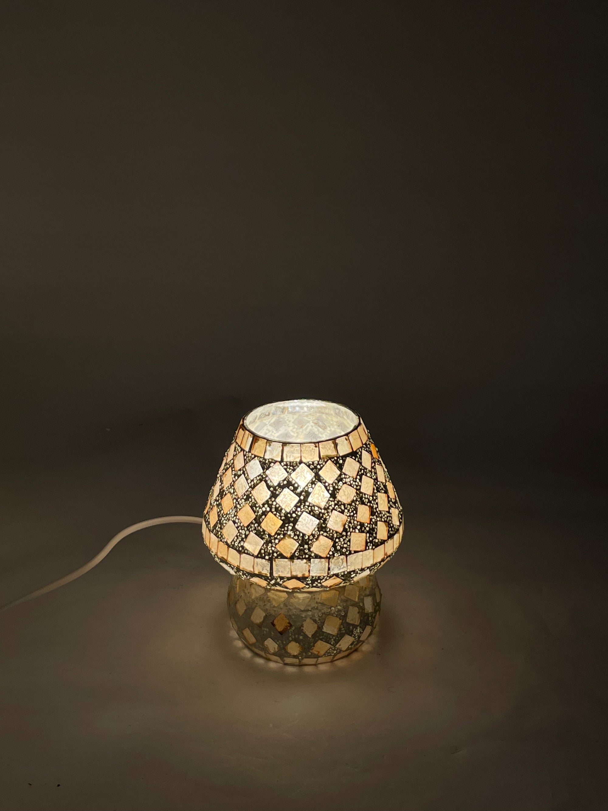 Handgefertigte Glasmosaik-Tischlampe Gold Reflection – Pilz
