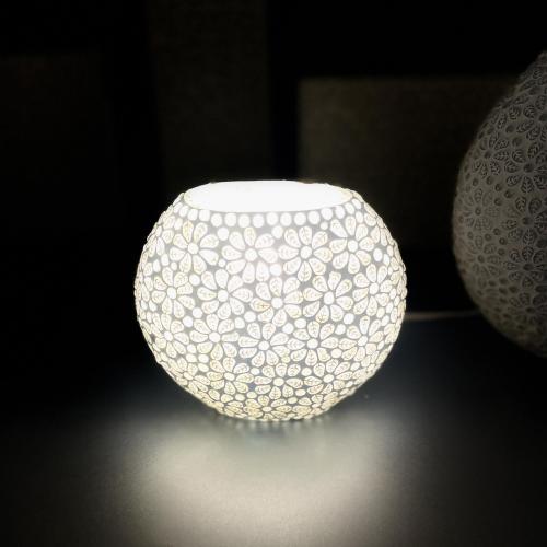Handgefertigte Glasmosaik-Tischlampe „White Daisy“ – Oval
