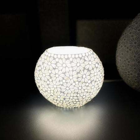 Handgefertigte Glasmosaik-Tischlampe „White Daisy“ – Ovalform, E27-Fassung
