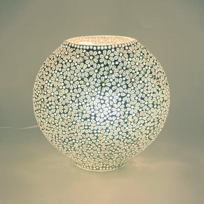 Handgefertigte Glasmosaik-Tischlampe „White Daisy“ – Oval